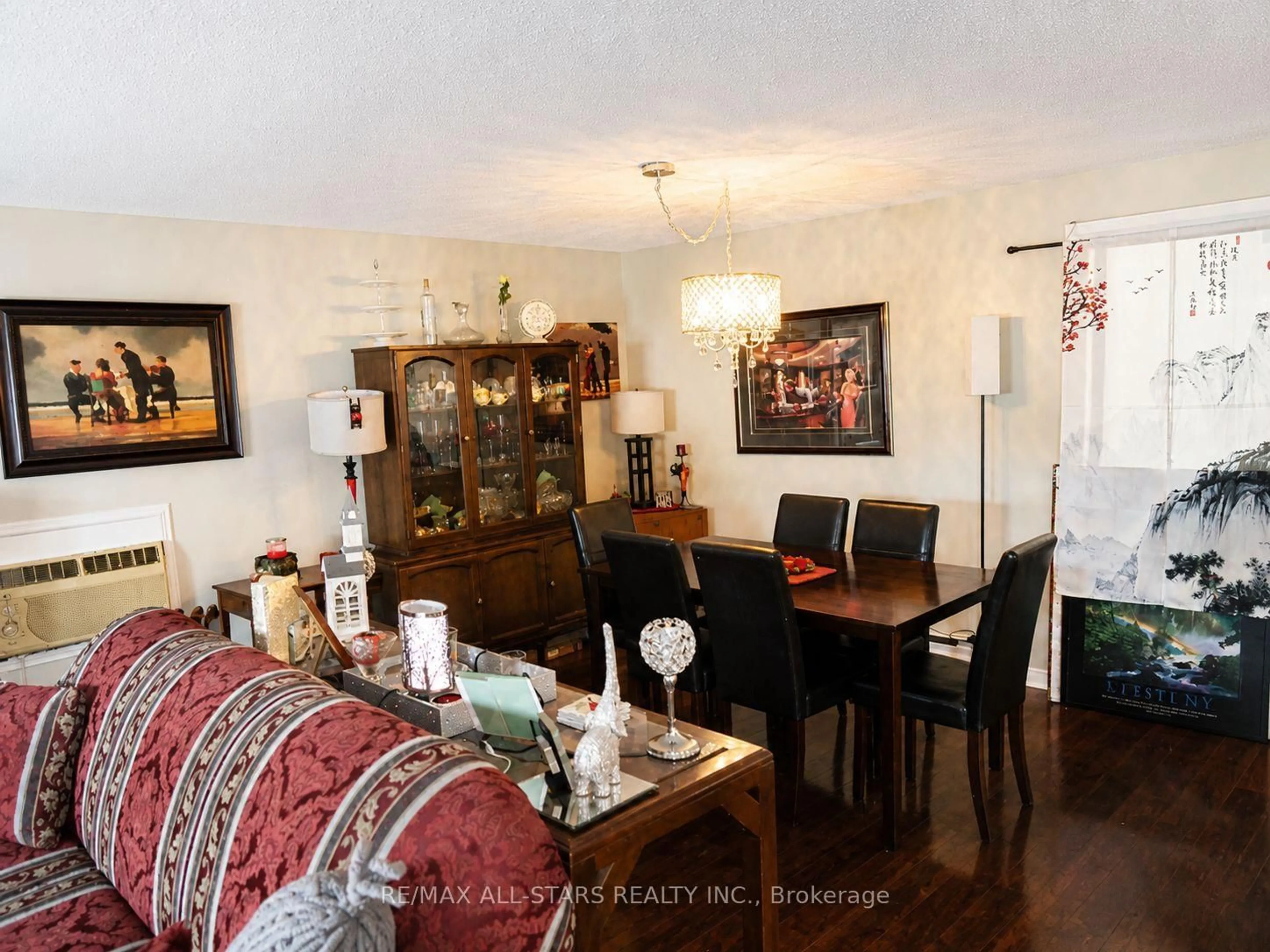 Dining room, wood/laminate floor for 17 Pineridge Cres, Clarington Ontario L1B 1B9