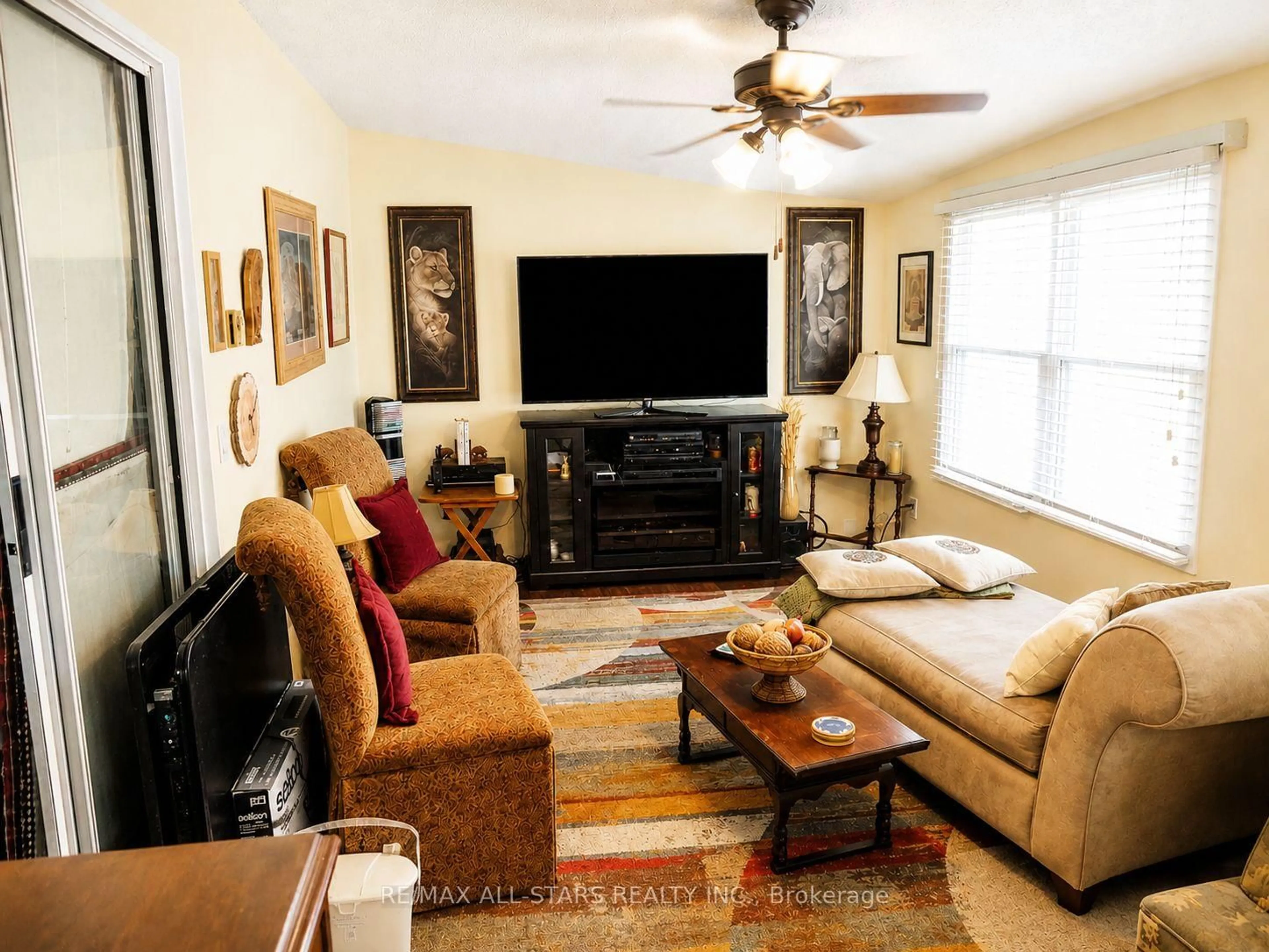 Living room with furniture, unknown for 17 Pineridge Cres, Clarington Ontario L1B 1B9