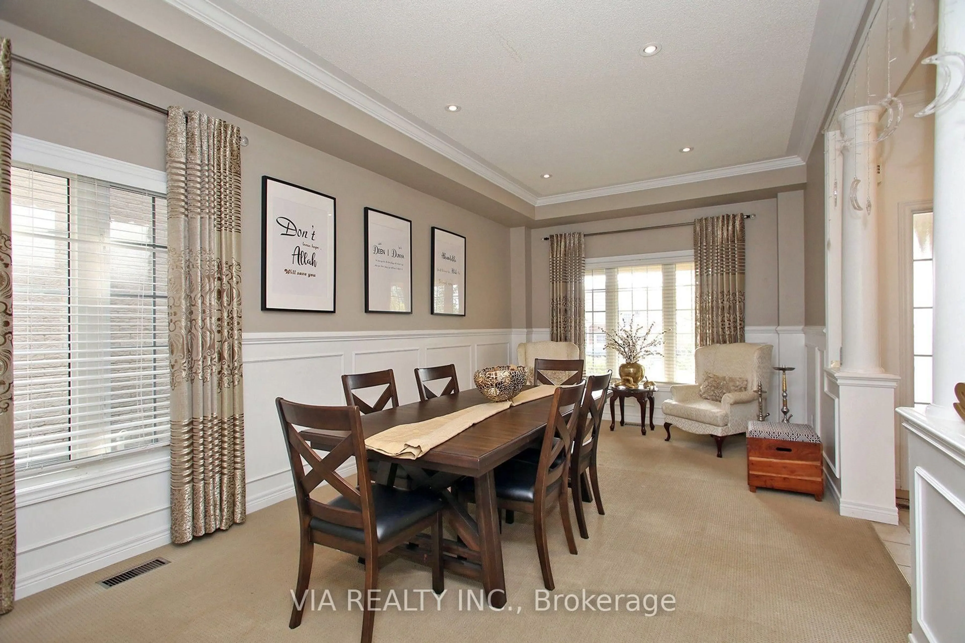Dining room, wood/laminate floor for 1533 Skyview St, Oshawa Ontario L1K 2S3
