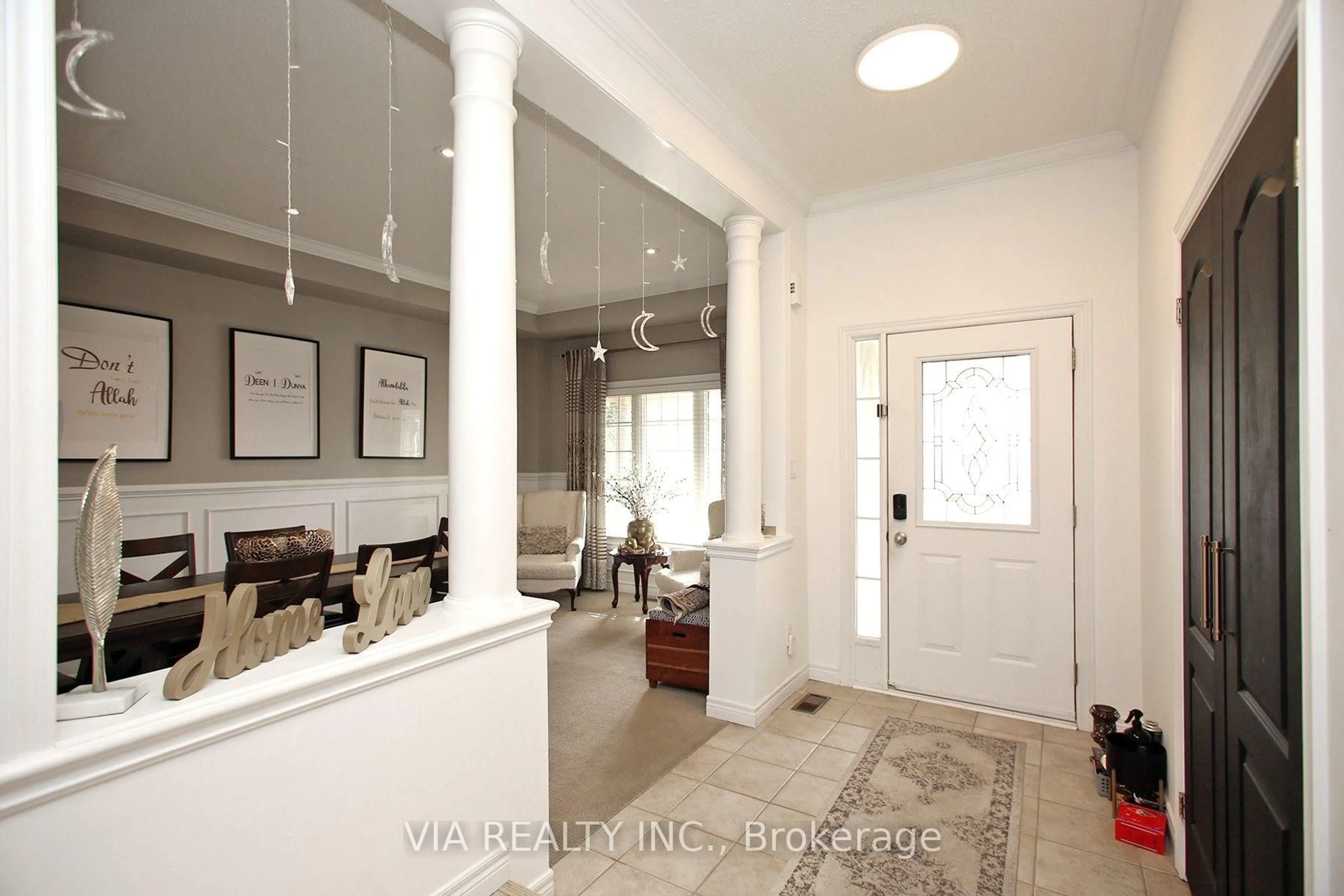 Indoor foyer for 1533 Skyview St, Oshawa Ontario L1K 2S3