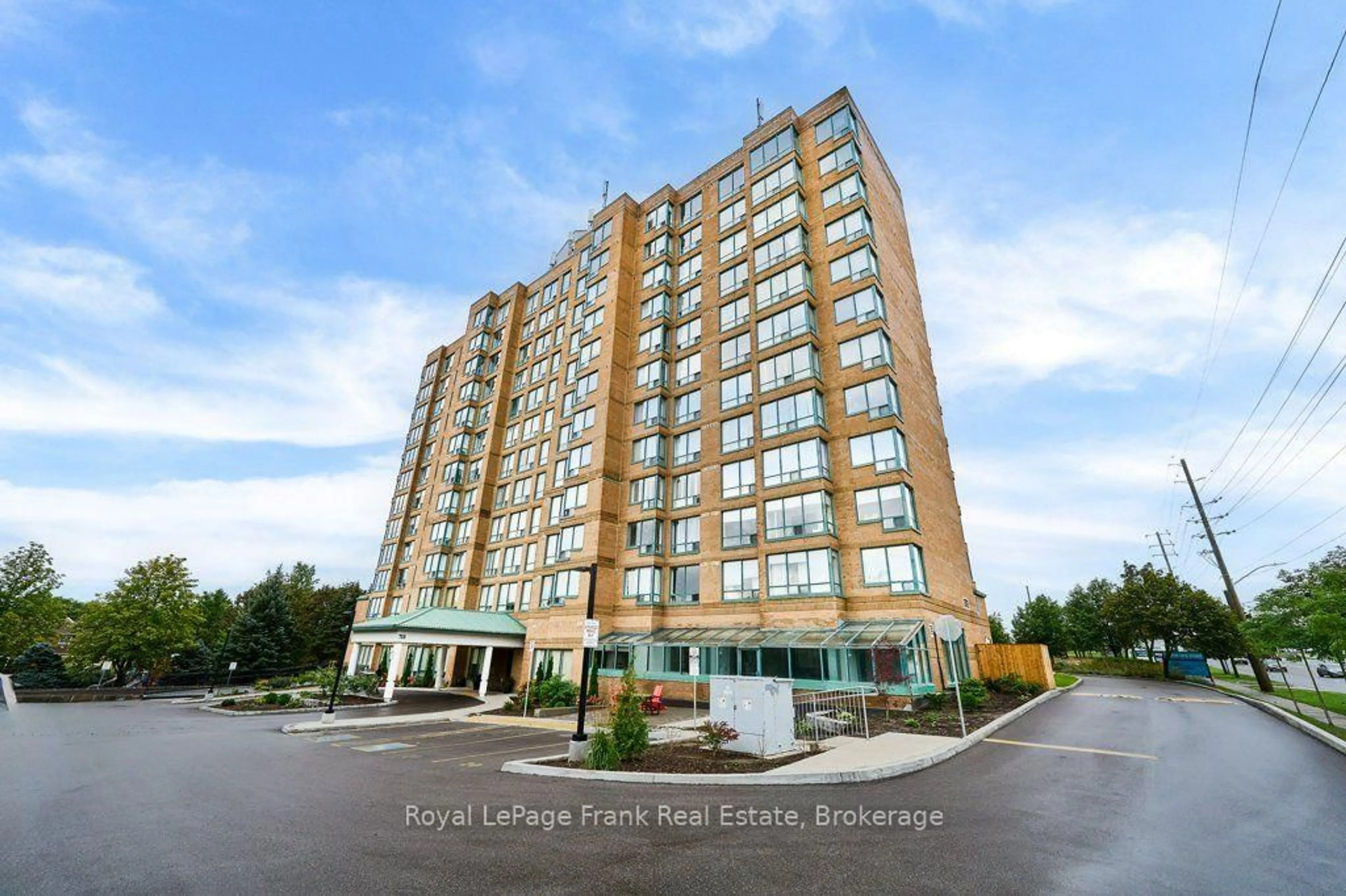 Indoor foyer for 711 Rossland Rd #806, Whitby Ontario L1N 8Z1