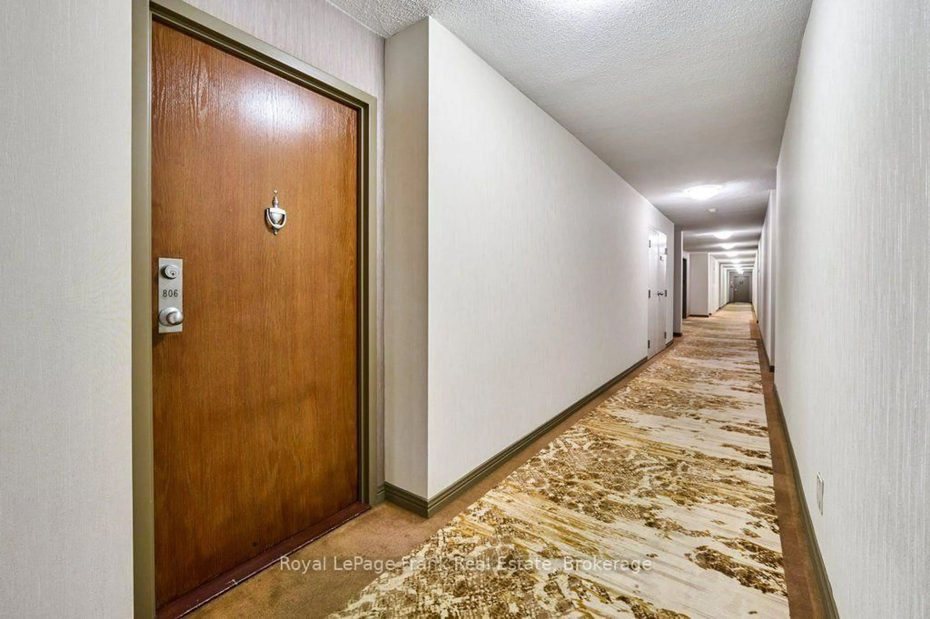 Indoor foyer for 711 Rossland Rd #806, Whitby Ontario L1N 8Z1