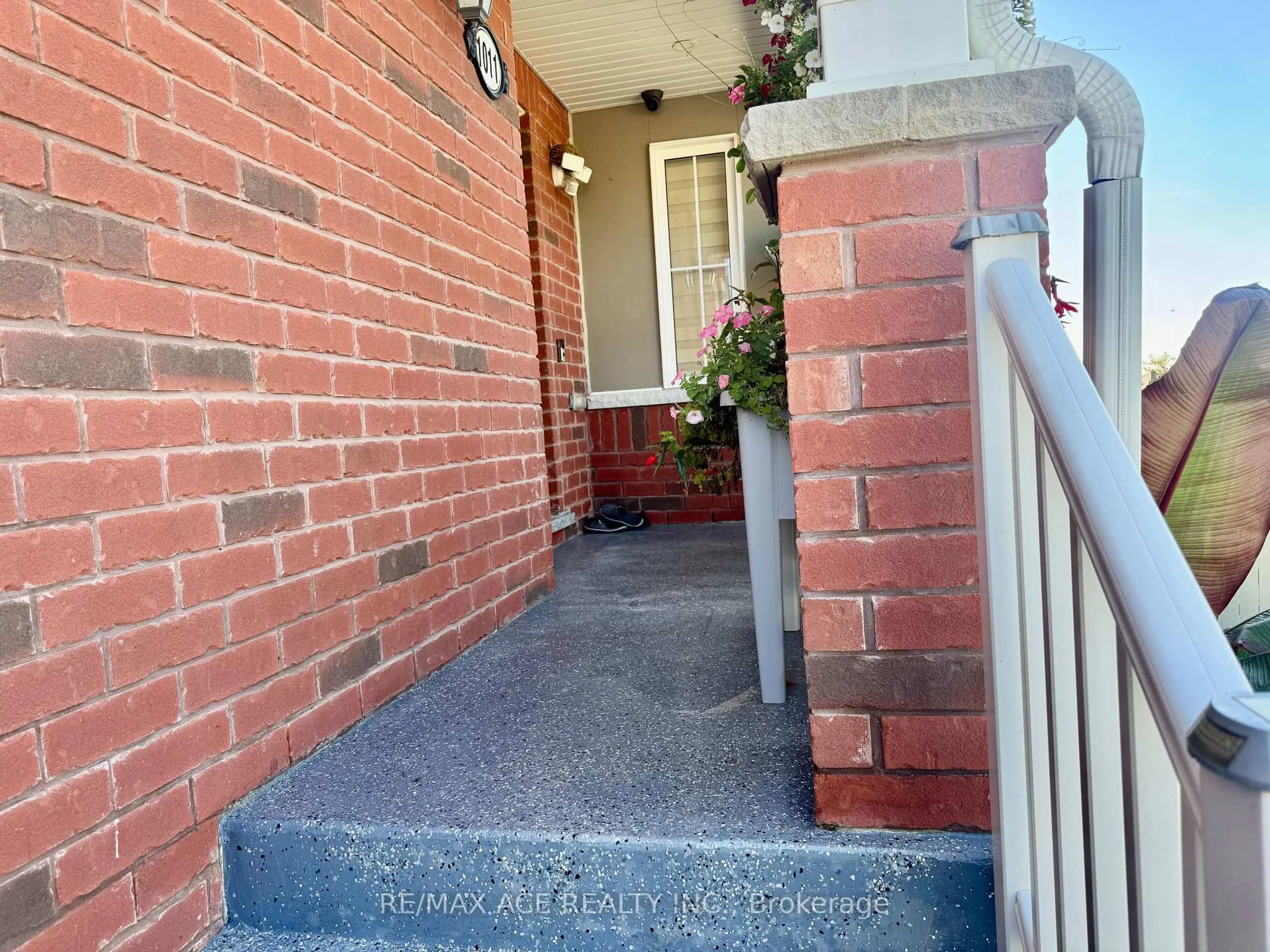 Unknown for 1011 Cameo St, Pickering Ontario L1X 0G3