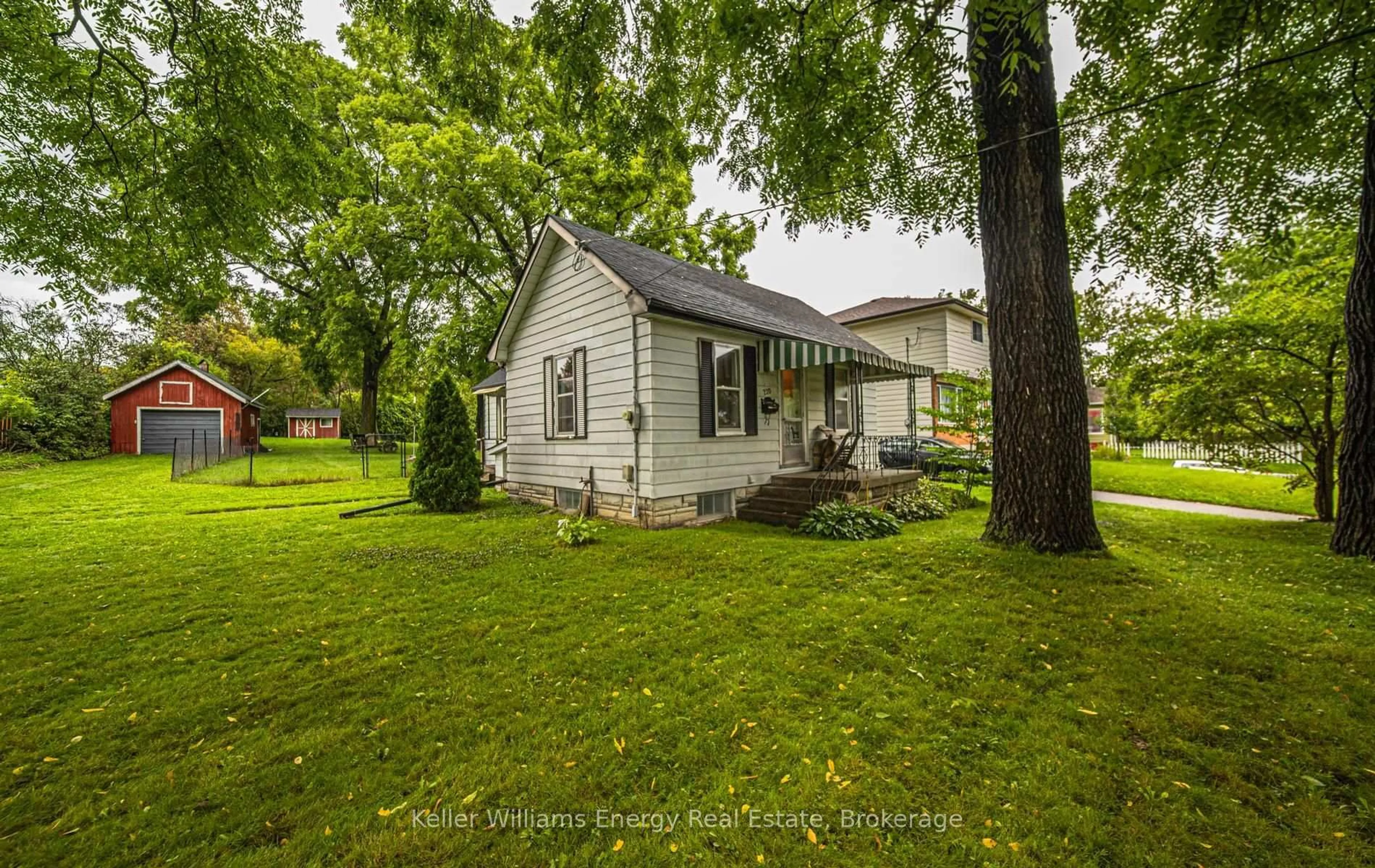 A pic from outside/outdoor area/front of a property/back of a property/a pic from drone, street for 220 Thomas St, Oshawa Ontario L1J 1M1