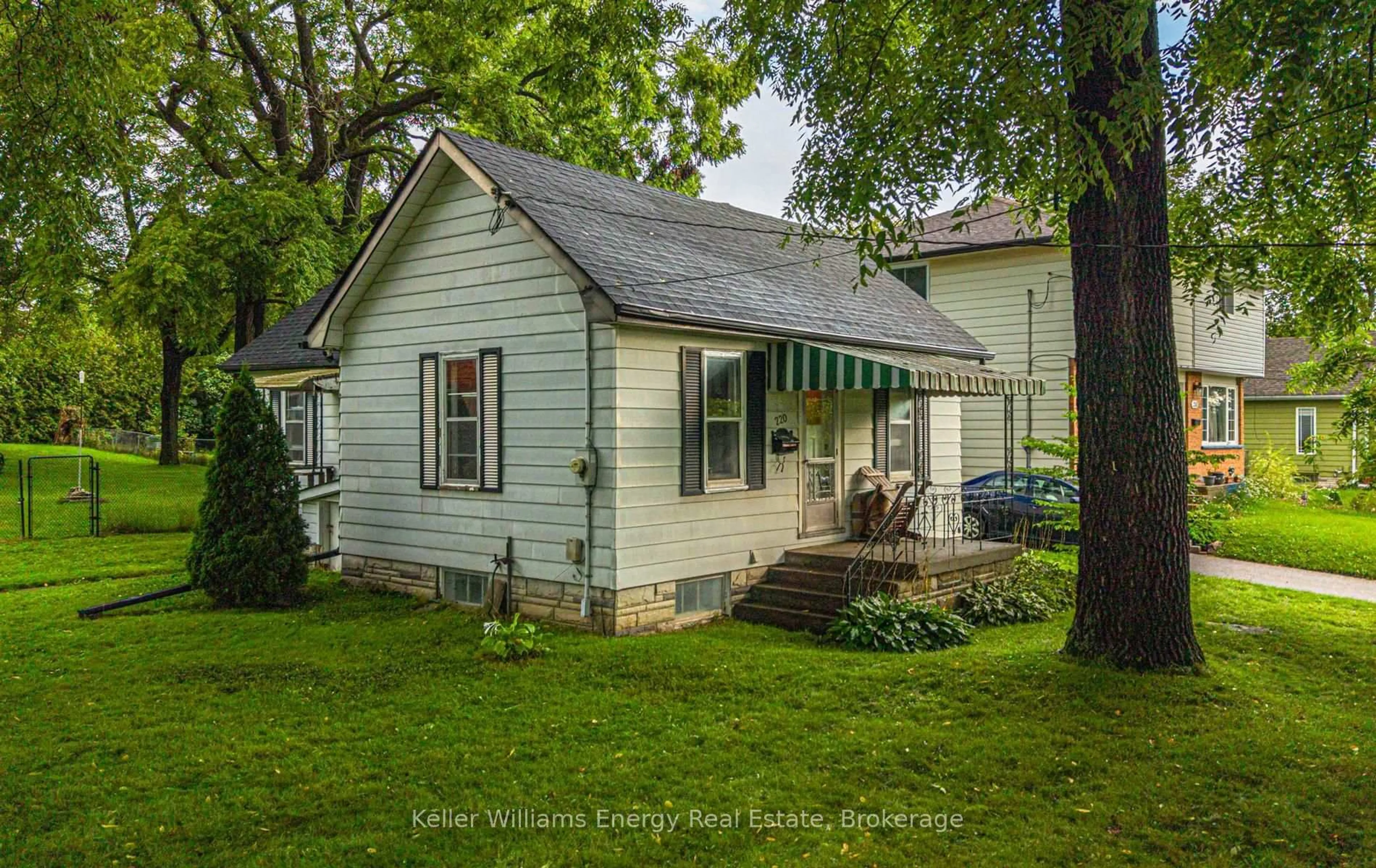 Home with vinyl exterior material, street for 220 Thomas St, Oshawa Ontario L1J 1M1
