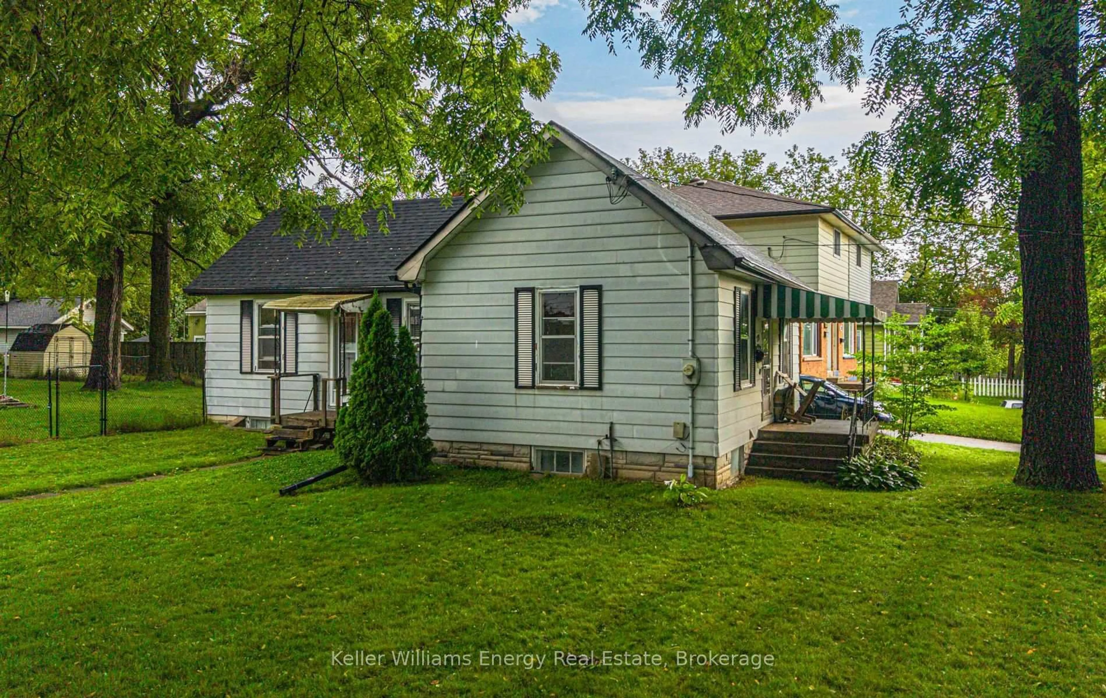 A pic from outside/outdoor area/front of a property/back of a property/a pic from drone, street for 220 Thomas St, Oshawa Ontario L1J 1M1