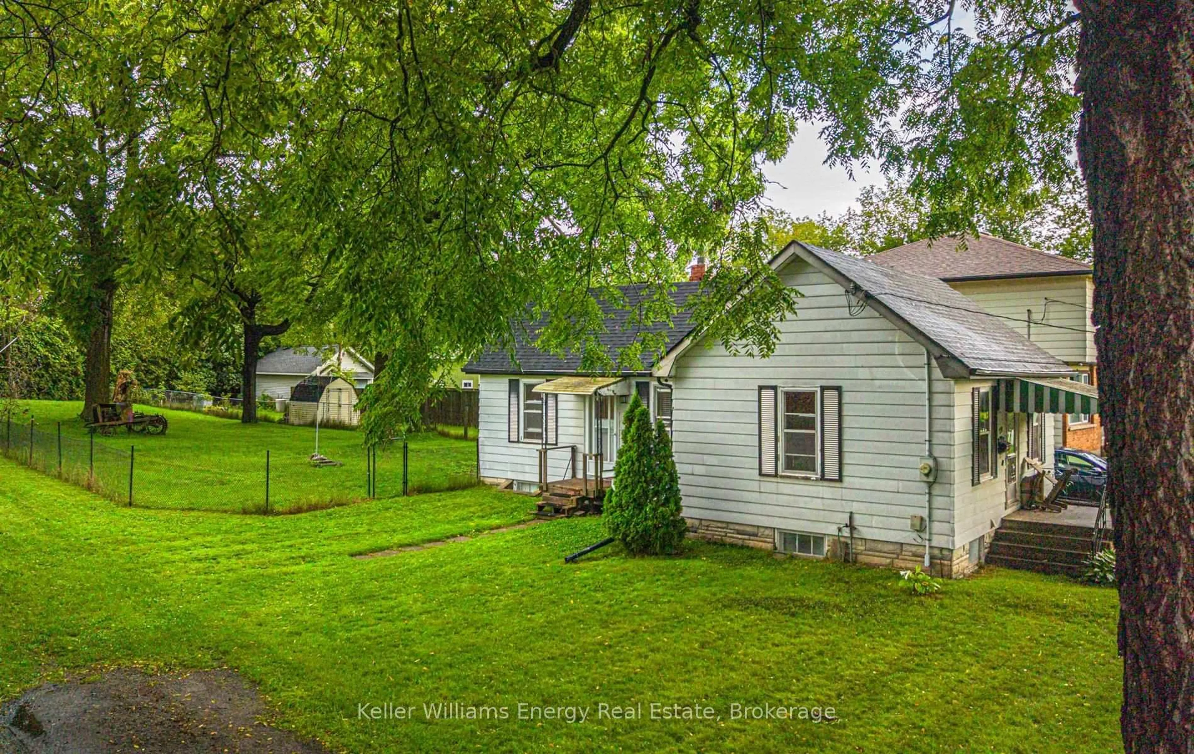 A pic from outside/outdoor area/front of a property/back of a property/a pic from drone, street for 220 Thomas St, Oshawa Ontario L1J 1M1