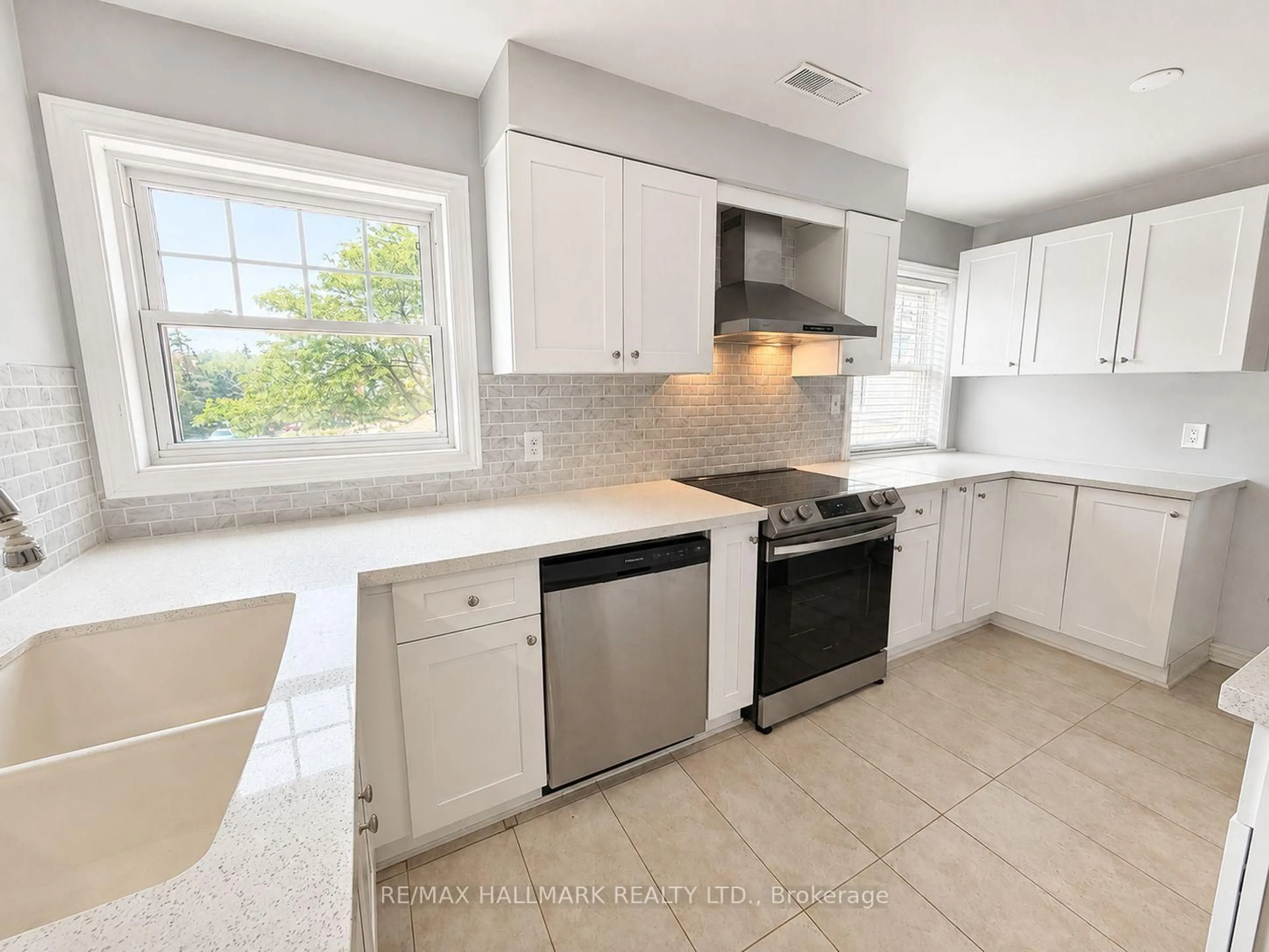 Open concept kitchen, ceramic/tile floor for 1665 Nash Rd #E11, Clarington Ontario L1E 1S8