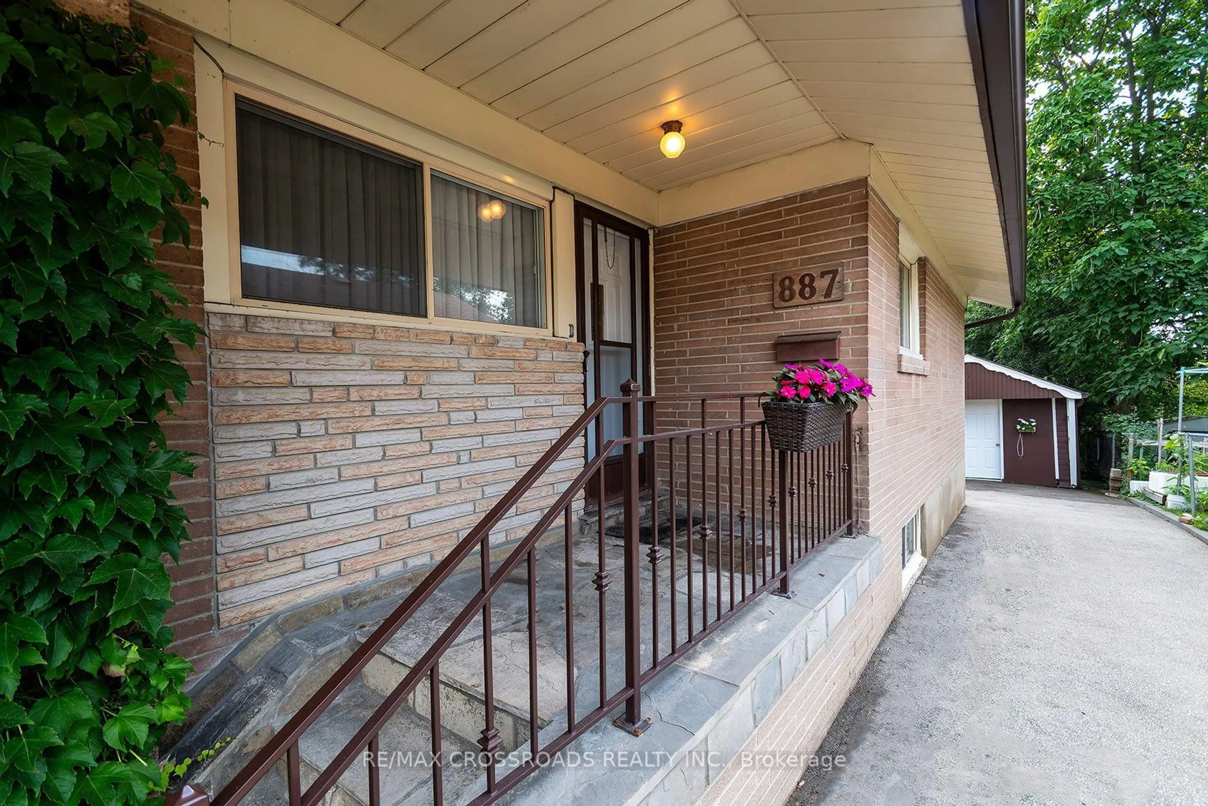 Indoor entryway for 887 Brimorton Dr, Toronto Ontario M1G 2T8