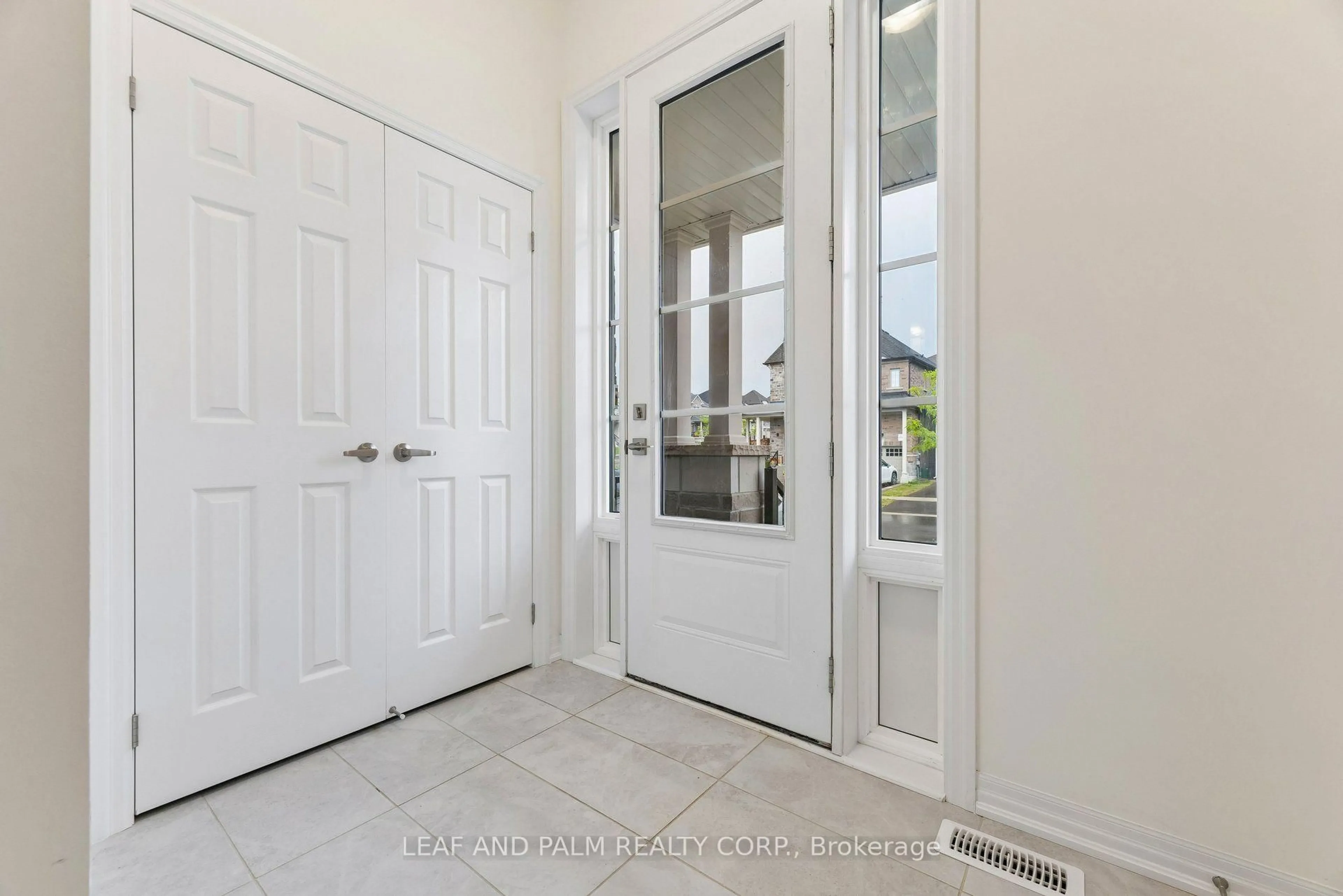 Indoor entryway for 247 Flood Ave, Clarington Ontario L1B 0W5