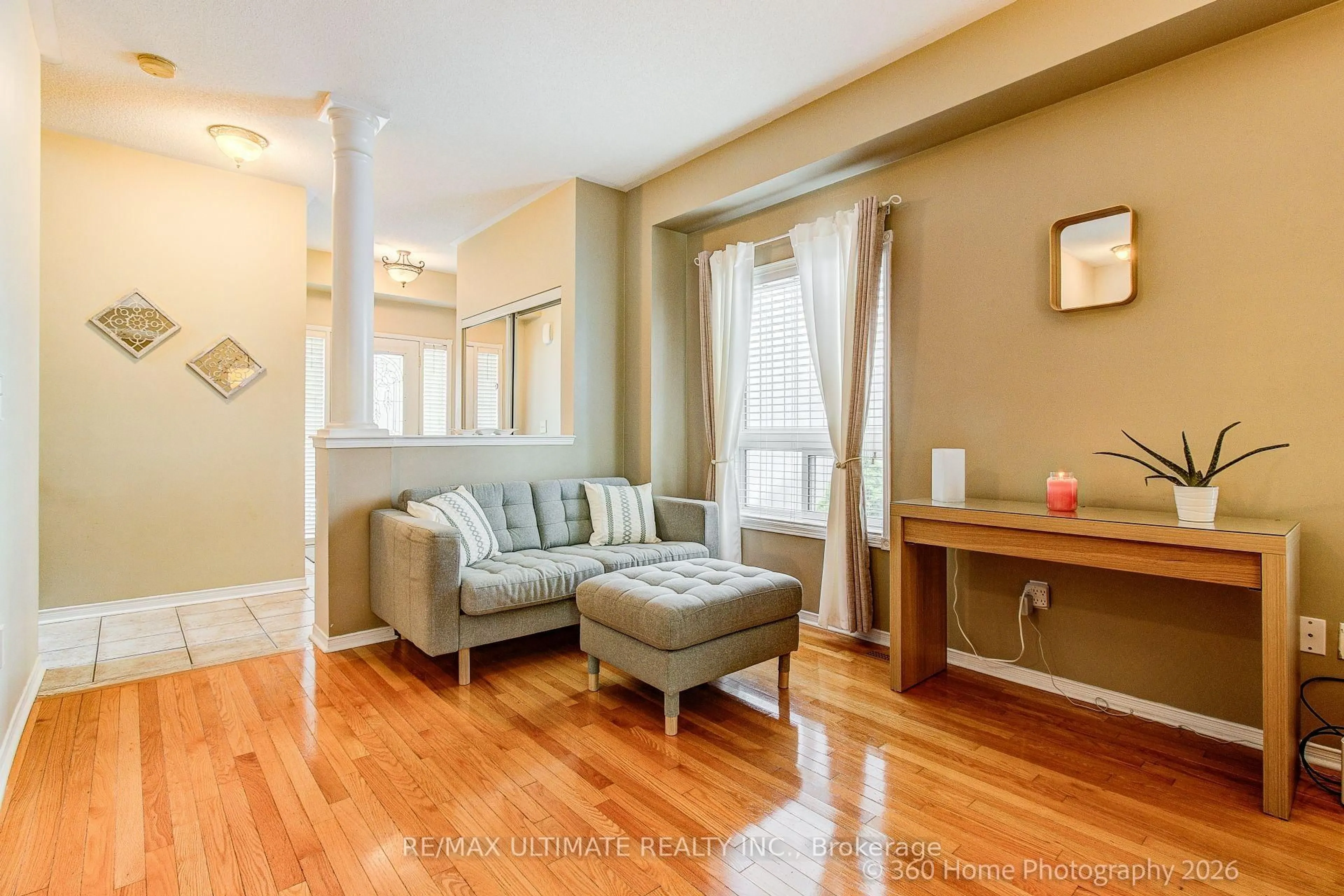 Living room with furniture, wood/laminate floor for 53 Wilshire Dr, Whitby Ontario L1M 2H2