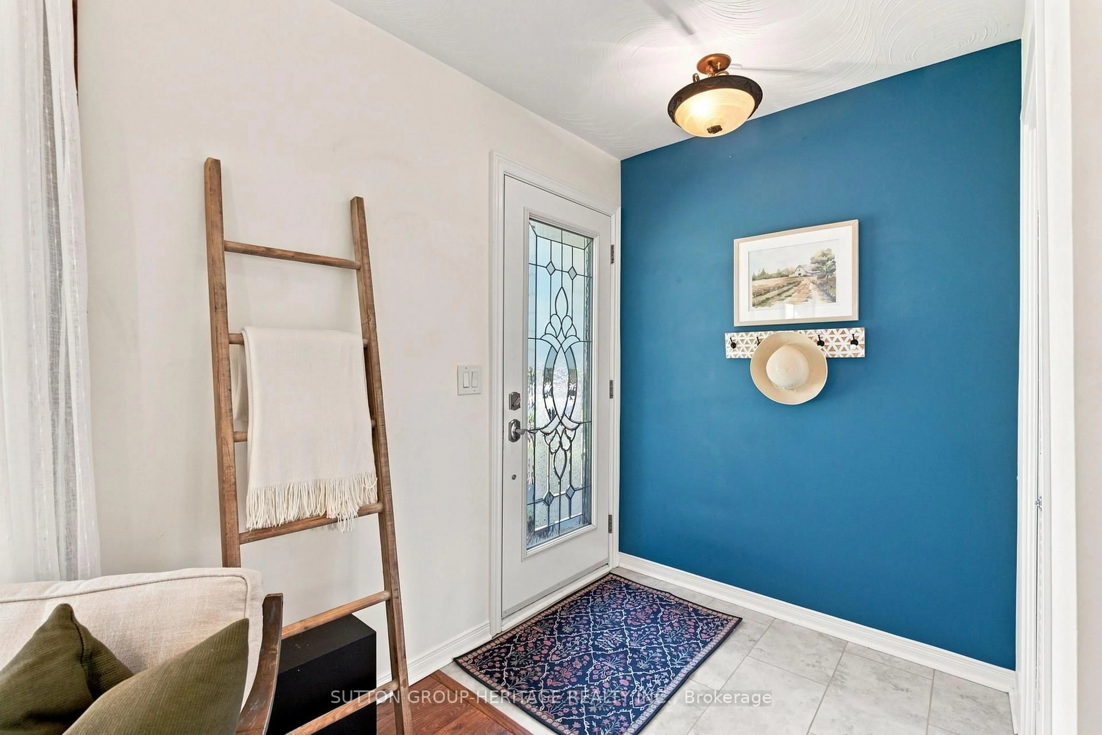 Indoor entryway for 843 Carnation Crt, Oshawa Ontario L1H 2H6