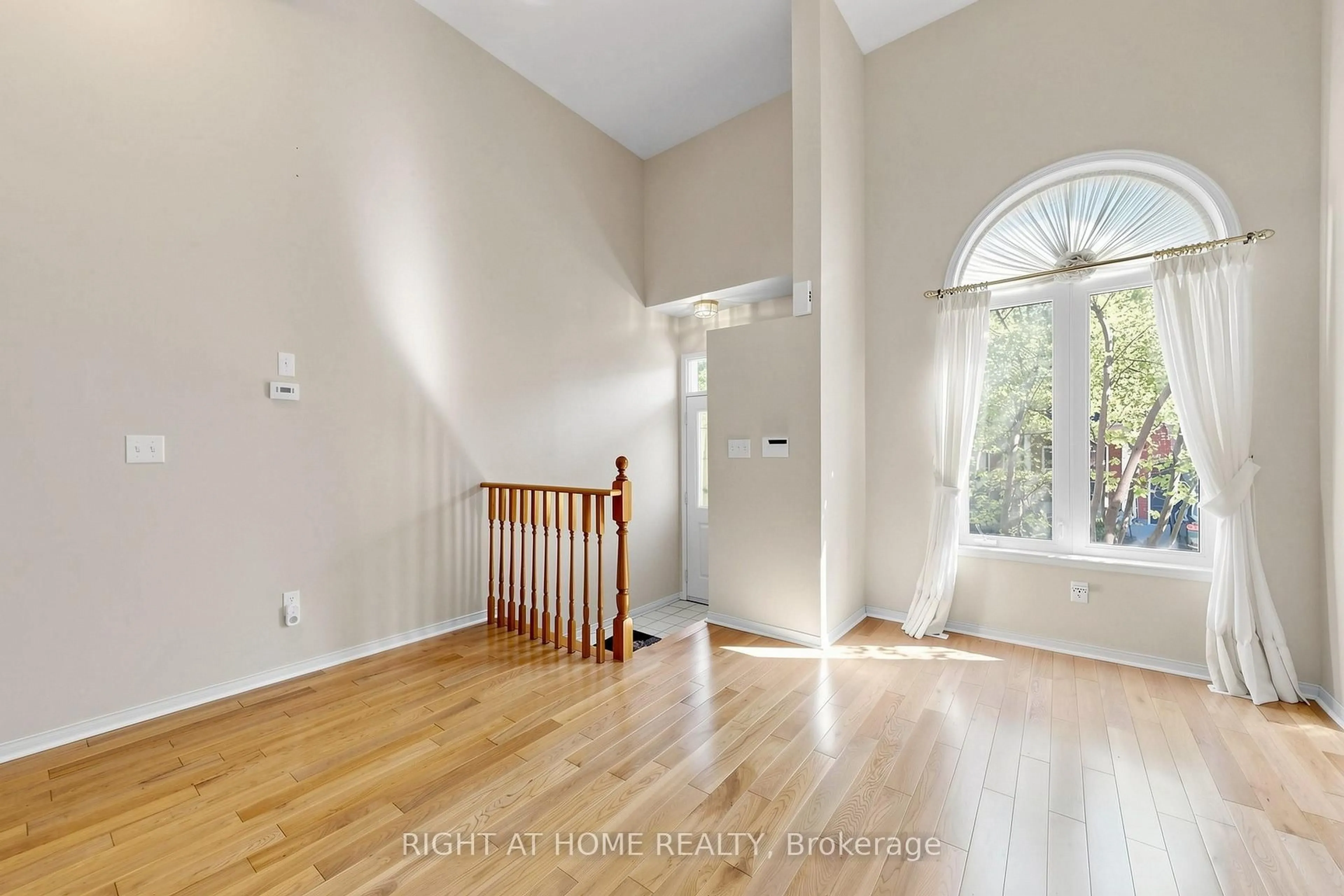 Indoor entryway for 83 Mondeo Dr #130, Toronto Ontario M1P 5B6