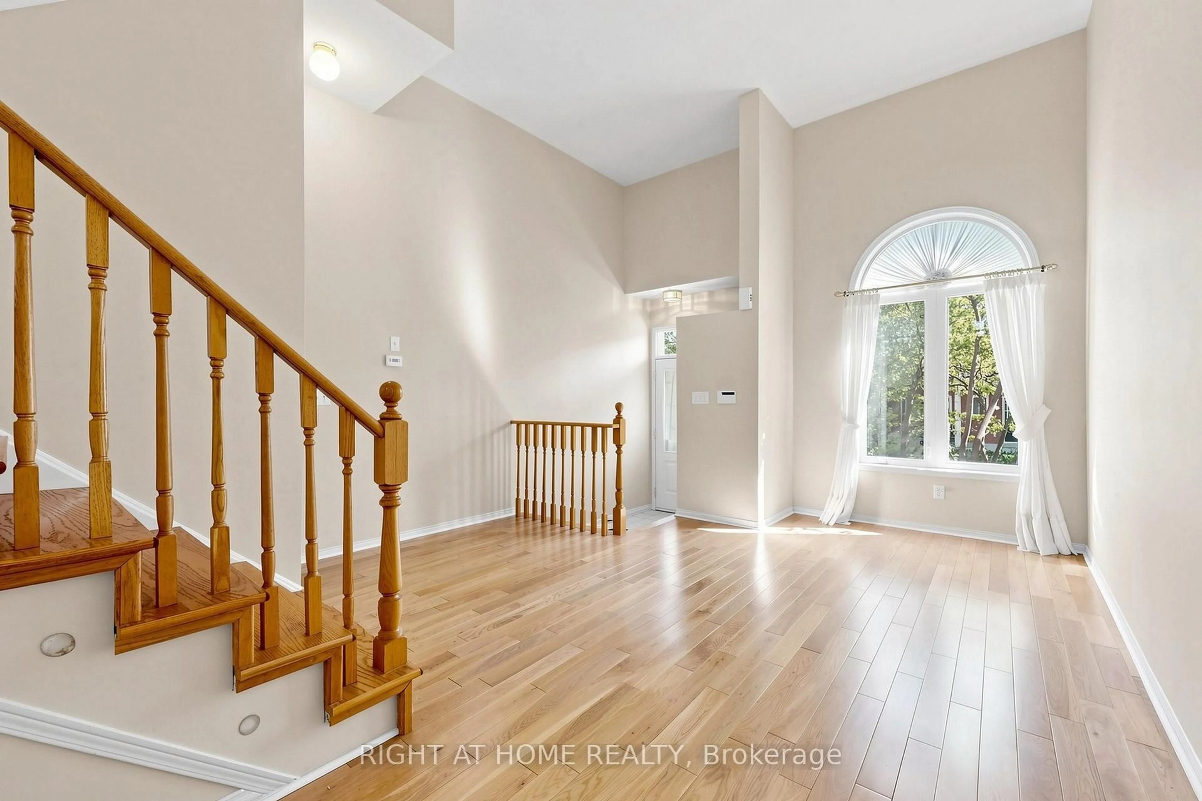 Indoor entryway for 83 Mondeo Dr #130, Toronto Ontario M1P 5B6