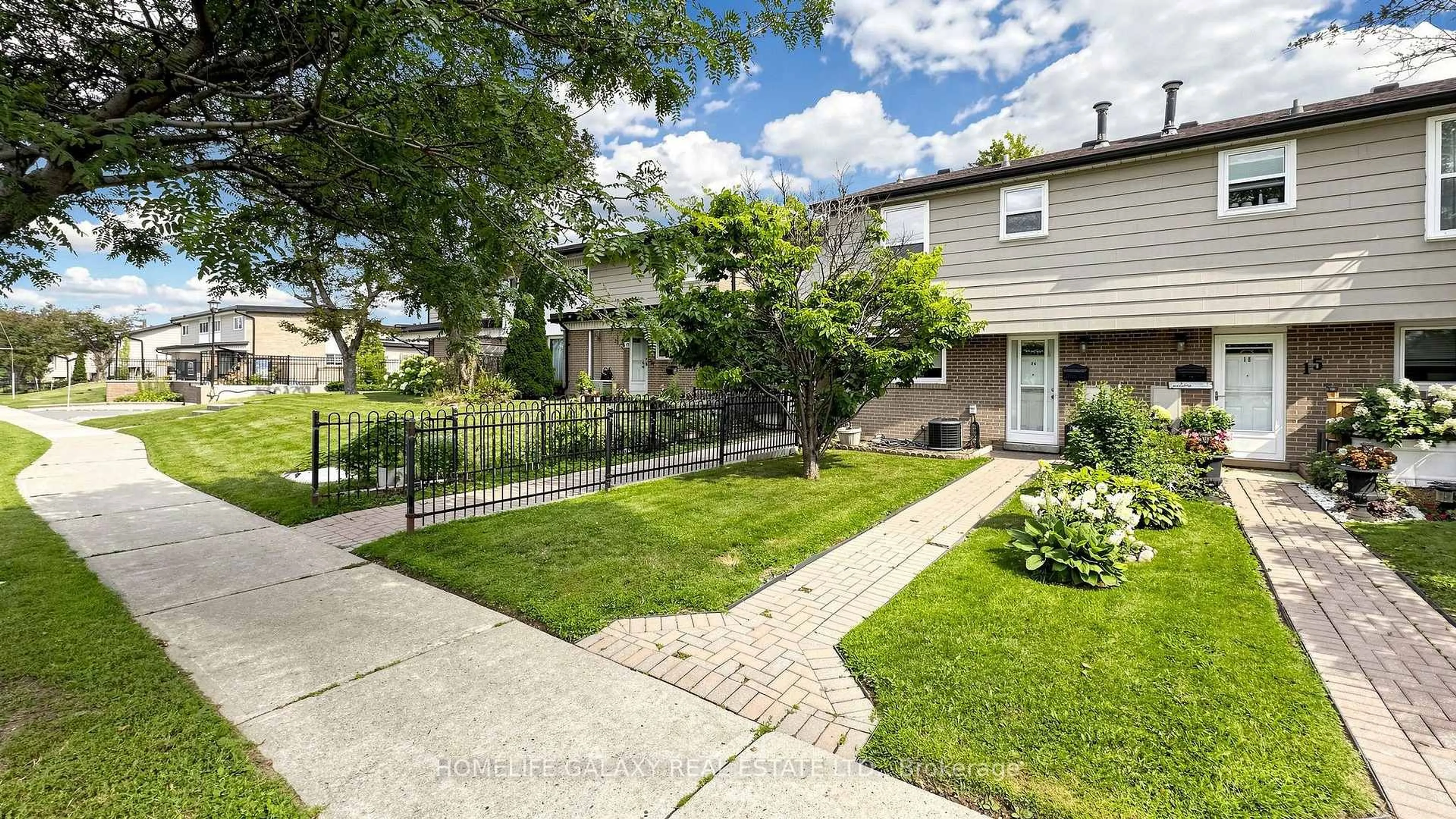 Patio, street for 925 Bayly St #16, Pickering Ontario L1W 1L4