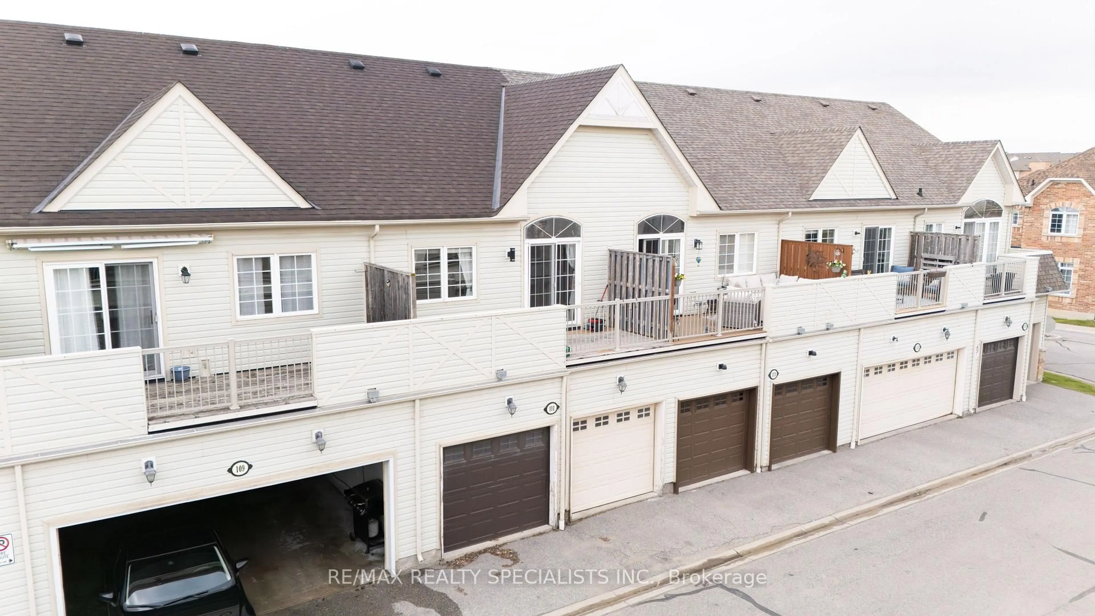 A pic from outside/outdoor area/front of a property/back of a property/a pic from drone, building for 111 Civic Centre Dr, Whitby Ontario L1R 0C8