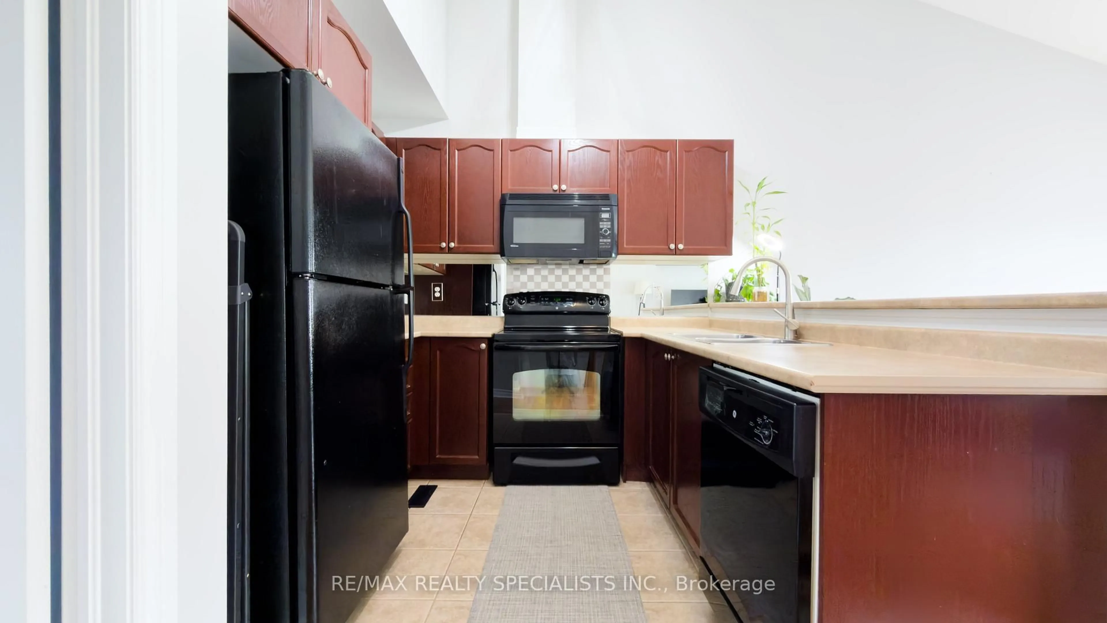 Standard kitchen, unknown for 111 Civic Centre Dr, Whitby Ontario L1R 0C8