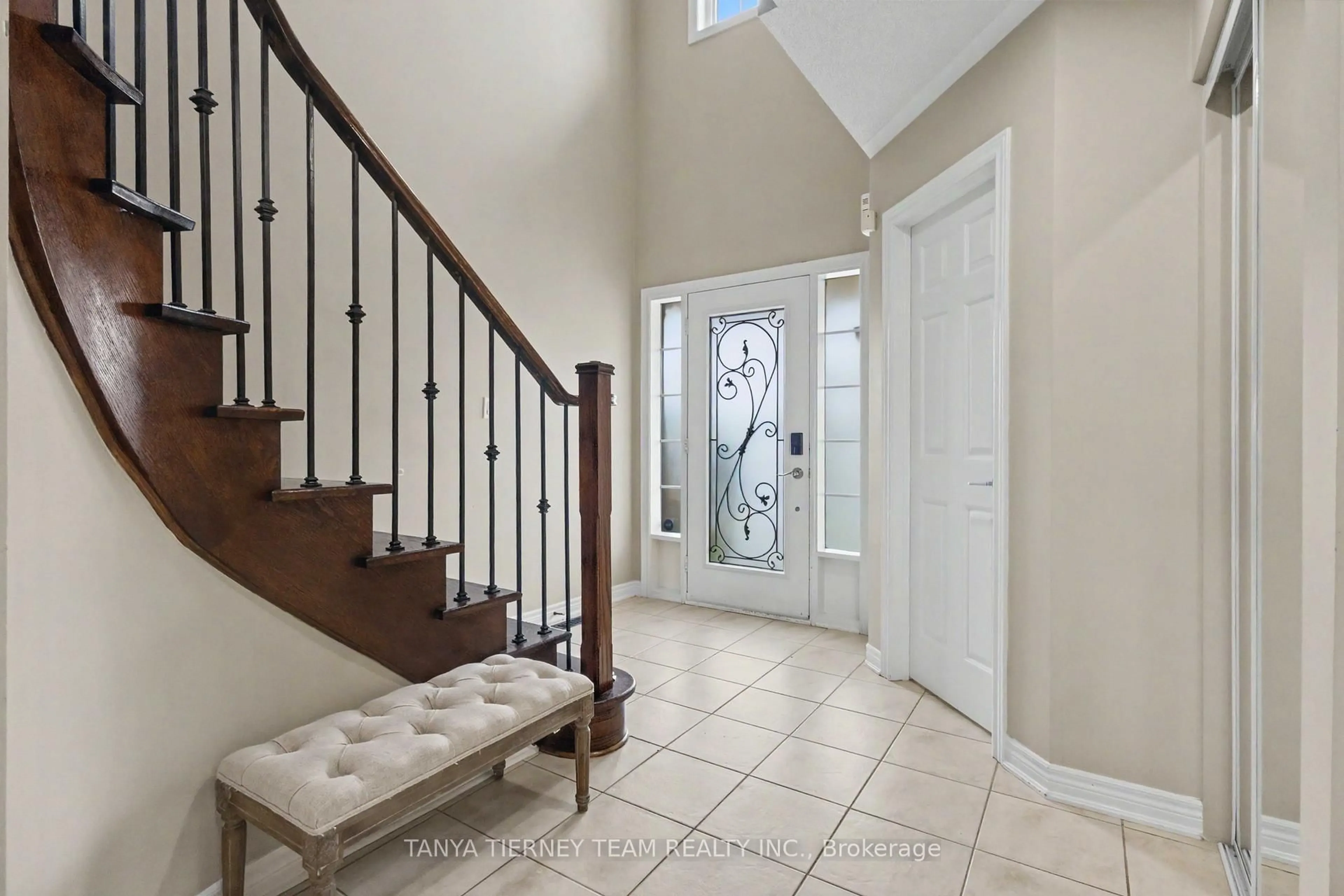 Indoor entryway for 96 Mildenhall Pl, Whitby Ontario L1M 0E4