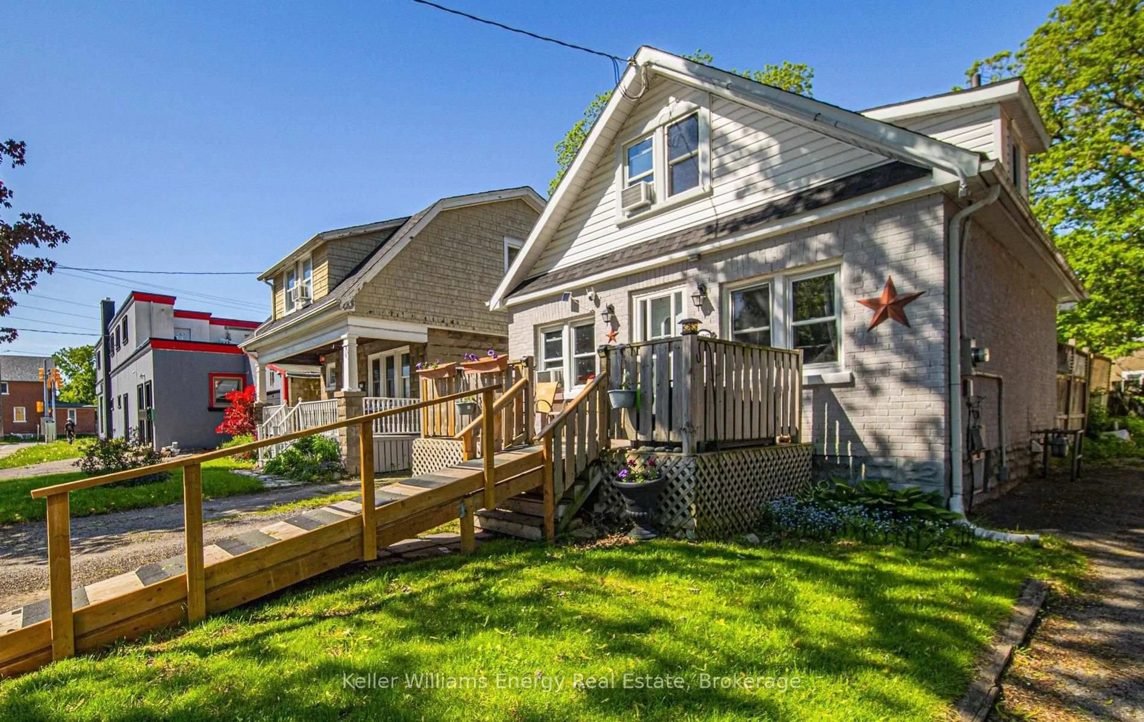 Patio, street for 266 Division St, Oshawa Ontario L1G 5M7