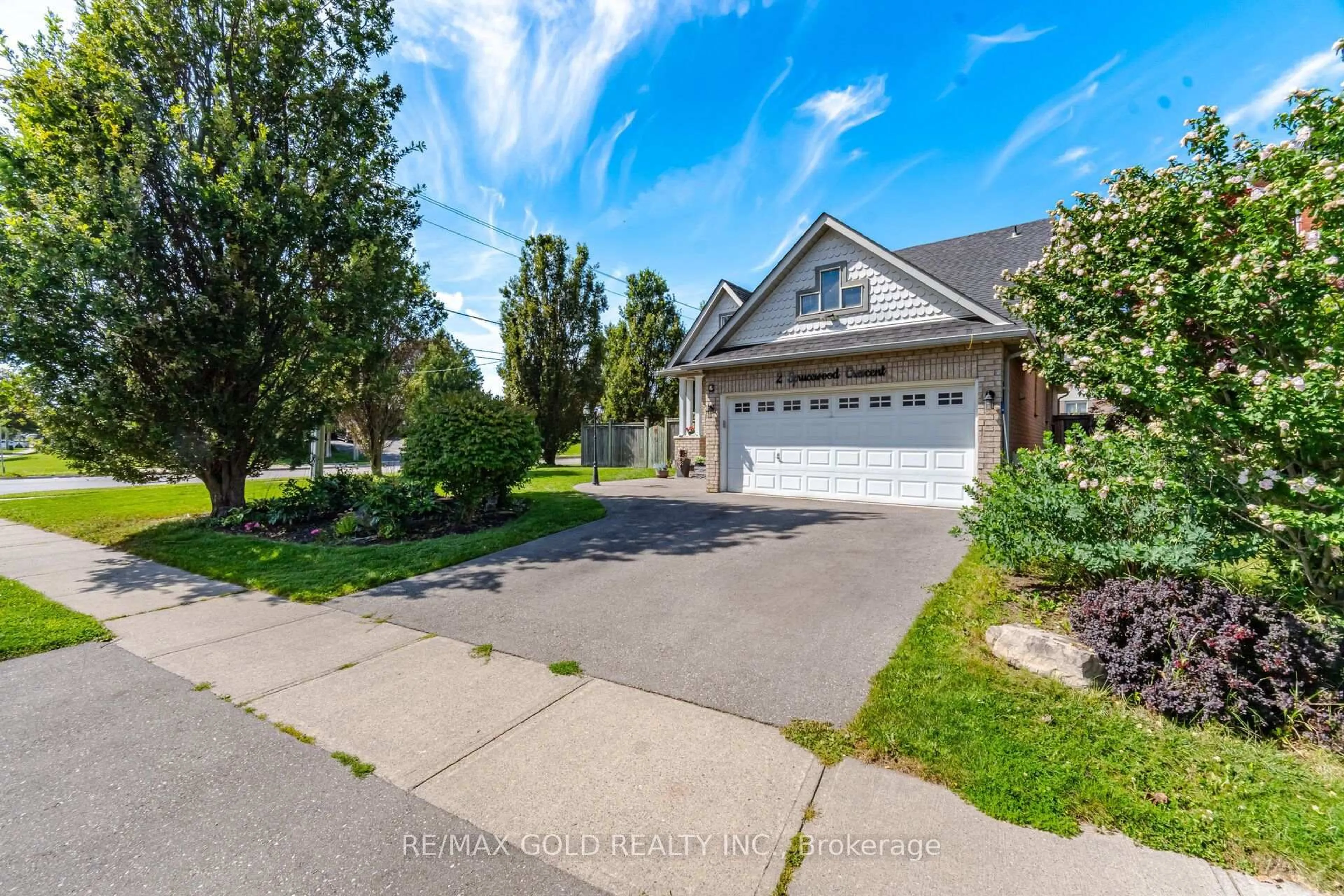 A pic from outside/outdoor area/front of a property/back of a property/a pic from drone, street for 2 Sprucewood Cres, Clarington Ontario L1C 5C6