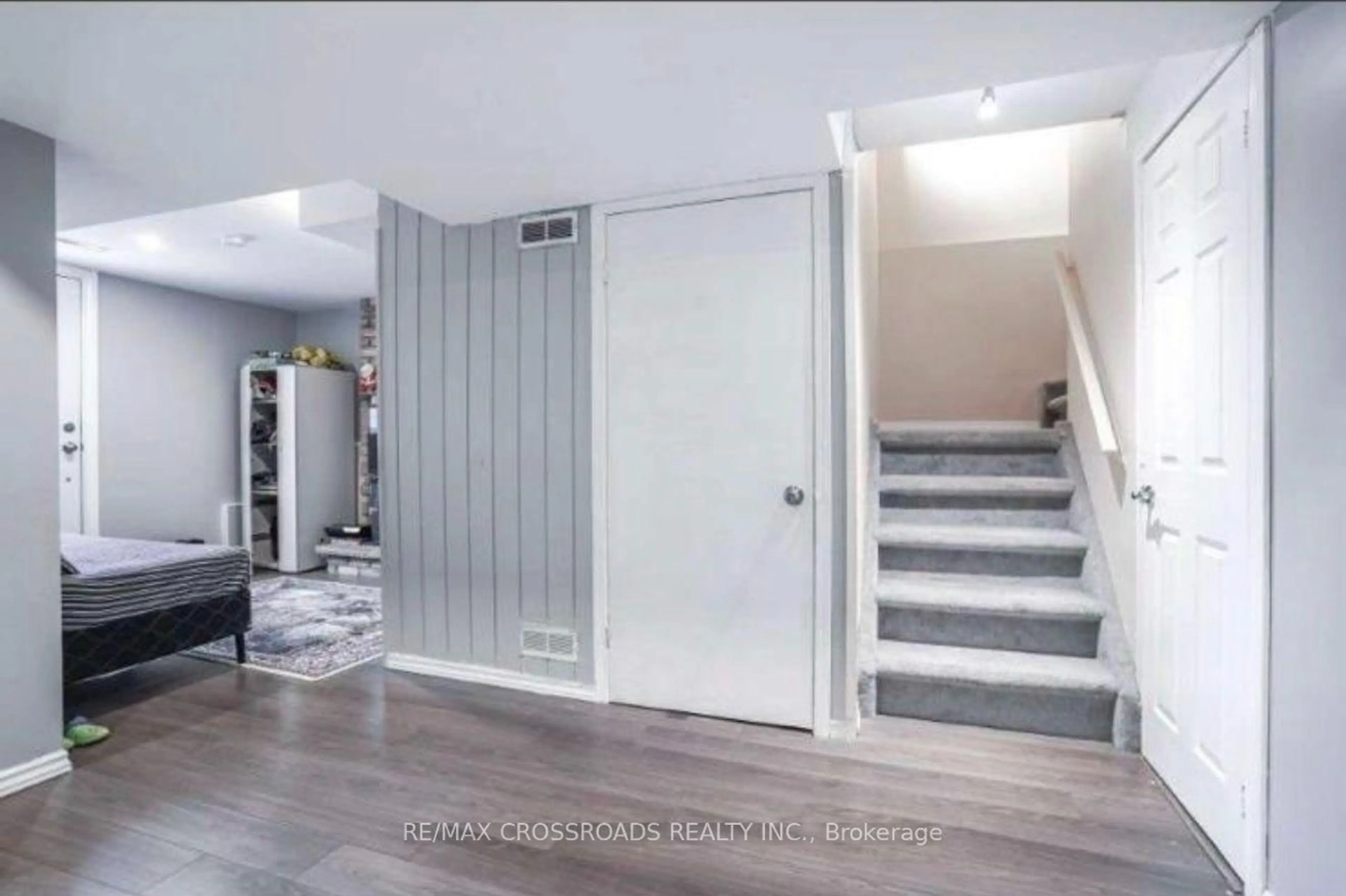 Indoor entryway for 98 Kirby Cres, Whitby Ontario L1N 6Z7