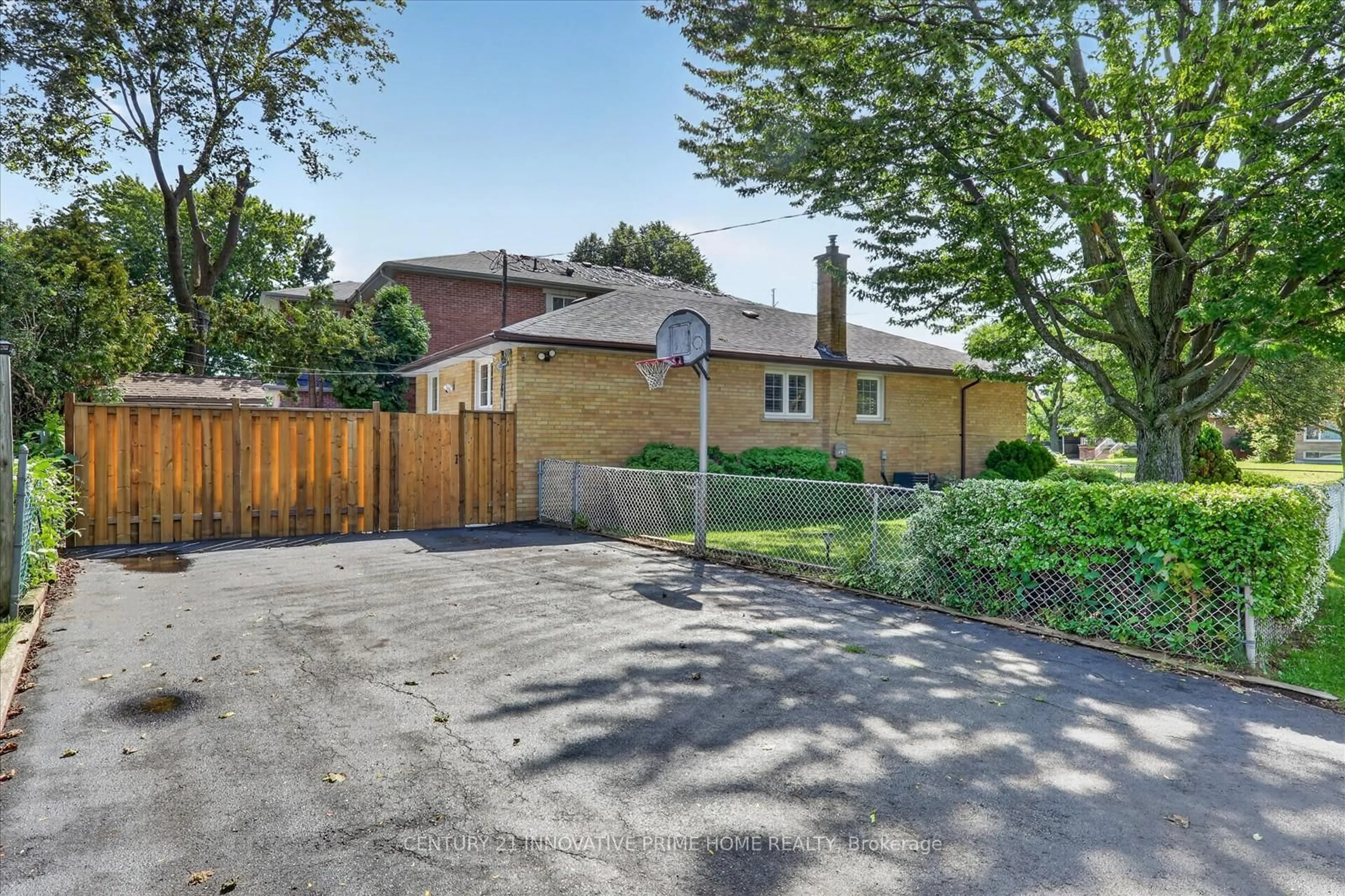 A pic from outside/outdoor area/front of a property/back of a property/a pic from drone, street for 722 Brimorton Dr, Toronto Ontario M1G 2S1