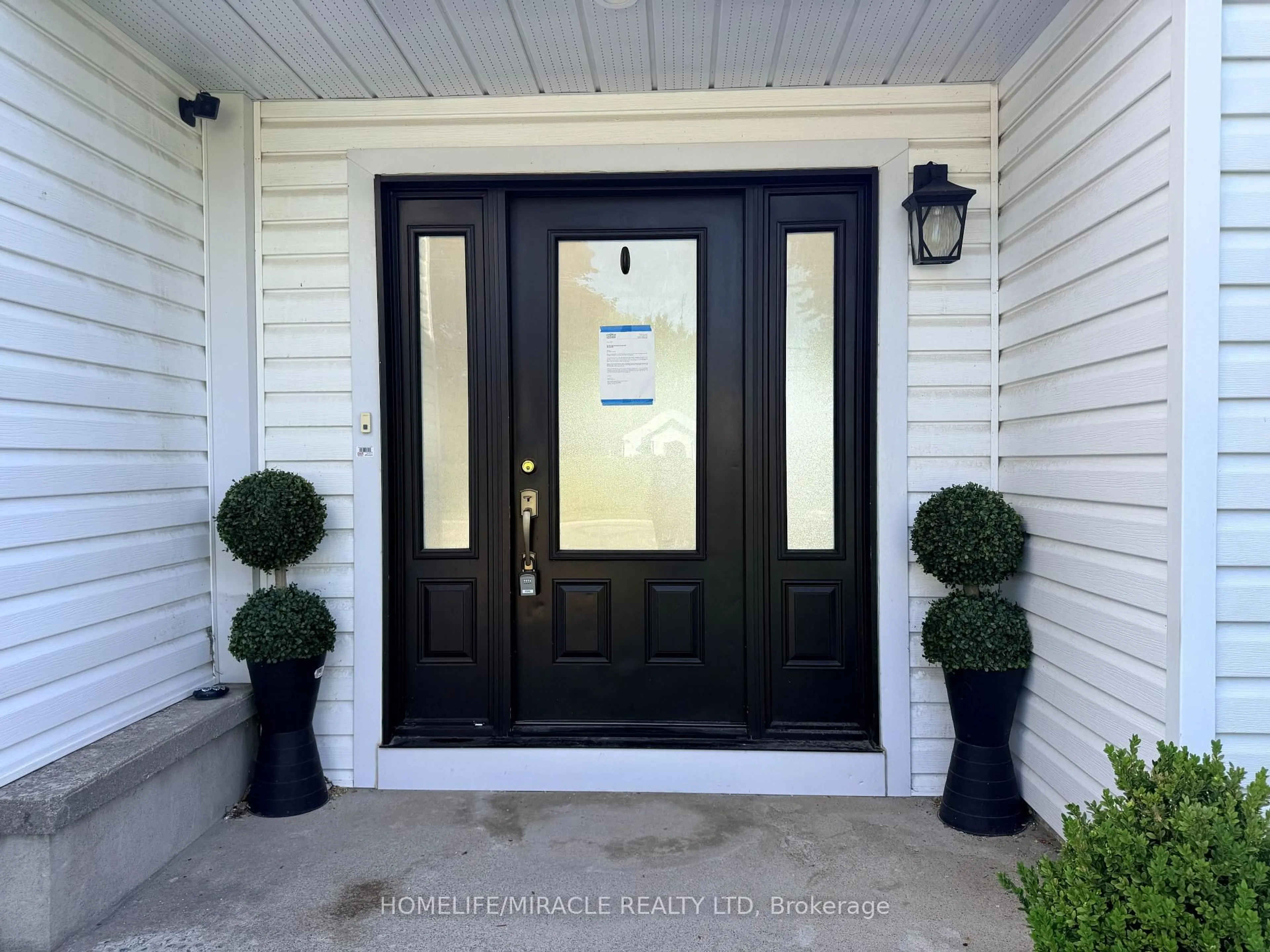 Indoor entryway for 5691 Main St, Clarington Ontario L0B 1M0