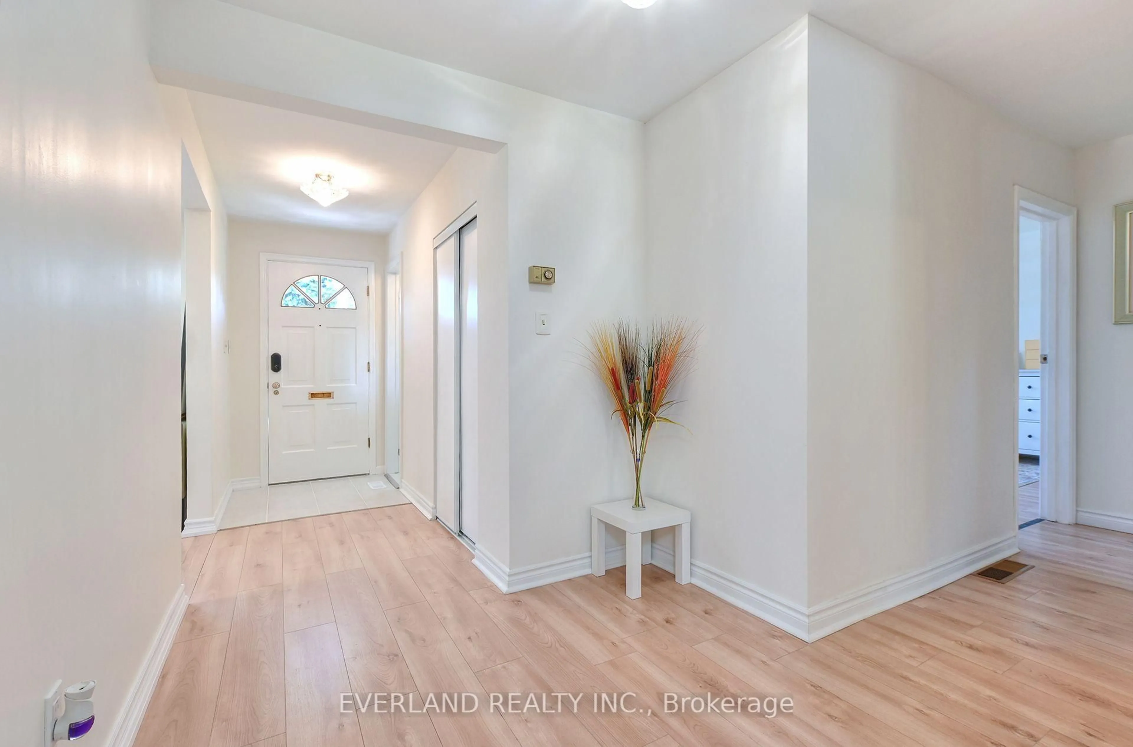 Indoor entryway for 52 Fairglen Ave, Toronto Ontario M1T 1G7
