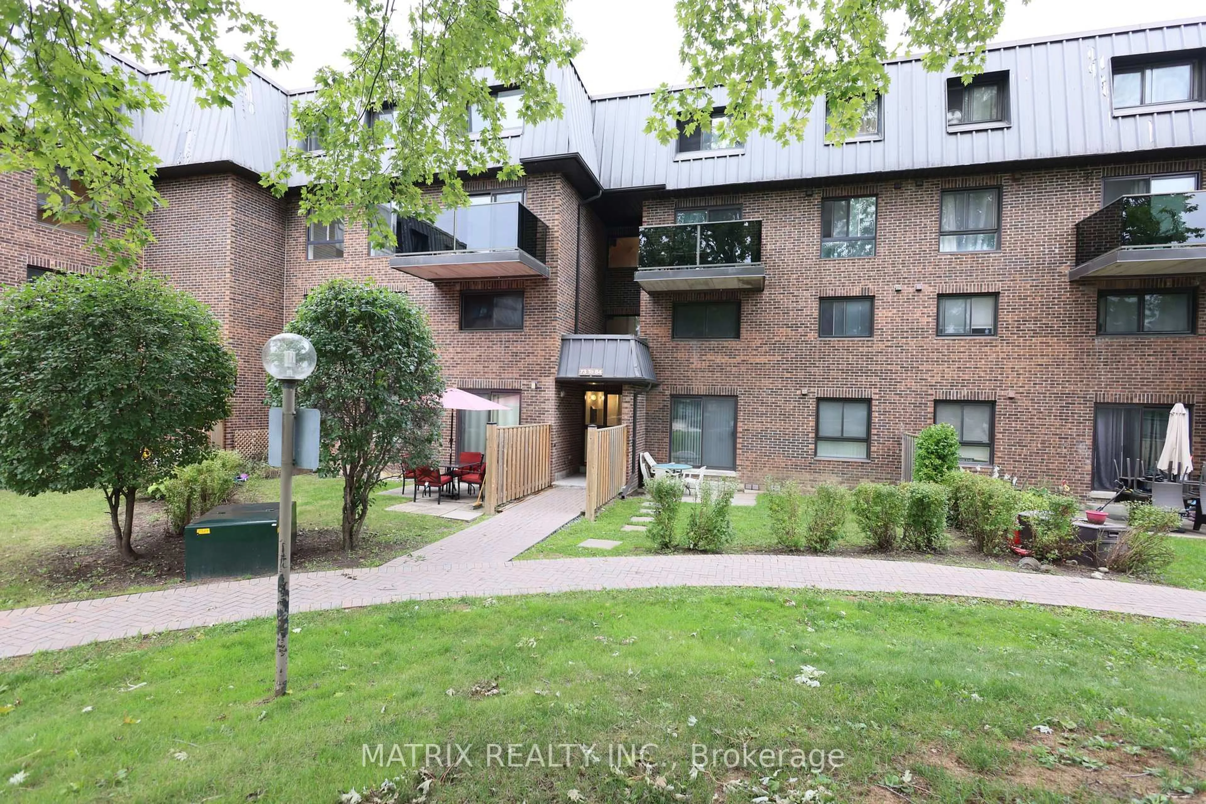 Patio, building for 53 Taunton Rd #81, Oshawa Ontario L1G 3T6