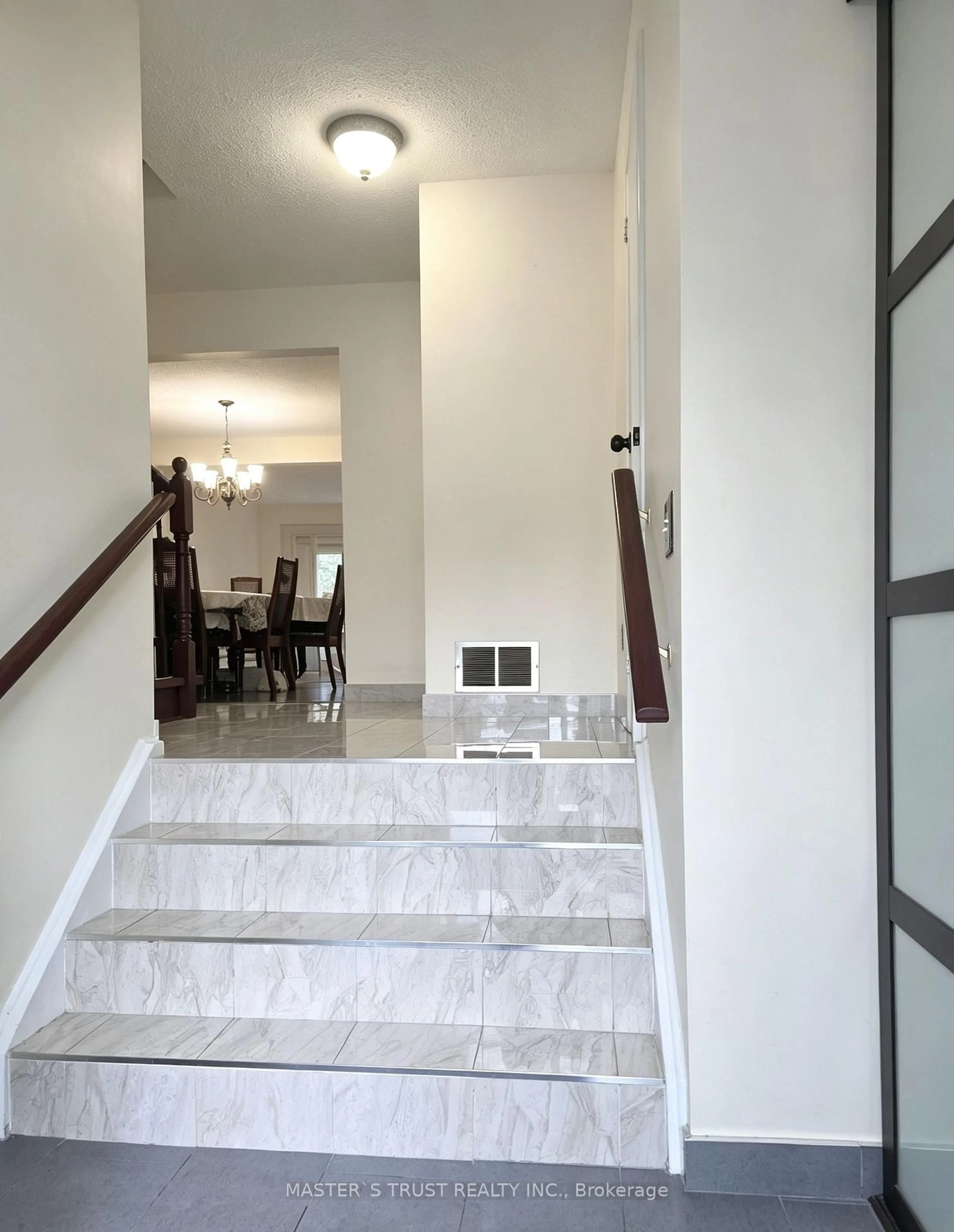 Indoor foyer for 22 O'Halloran Cres, Toronto Ontario M1V 2C3