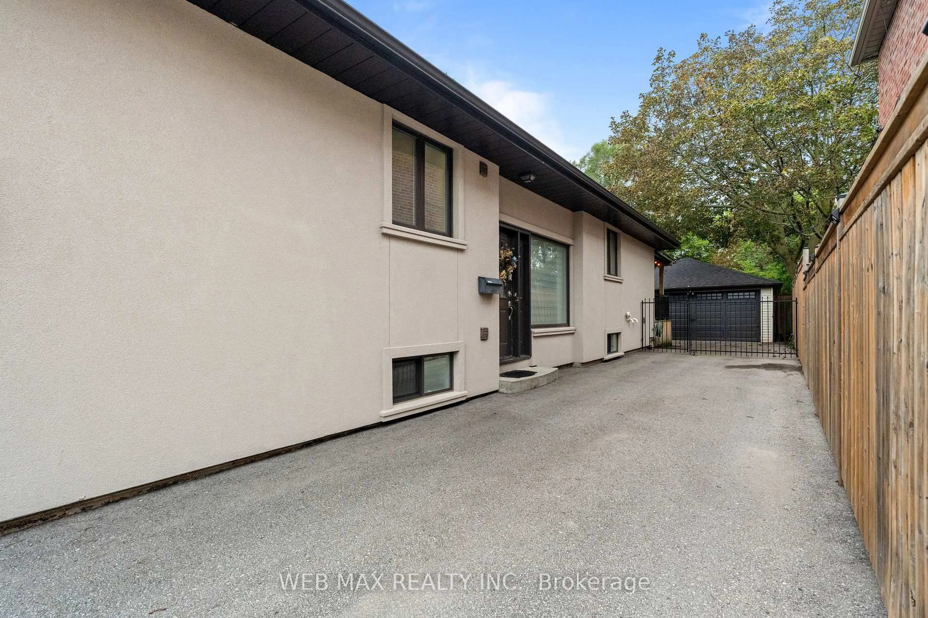 A pic from outside/outdoor area/front of a property/back of a property/a pic from drone, street for 14 Howarth Ave, Toronto Ontario M1R 1H4