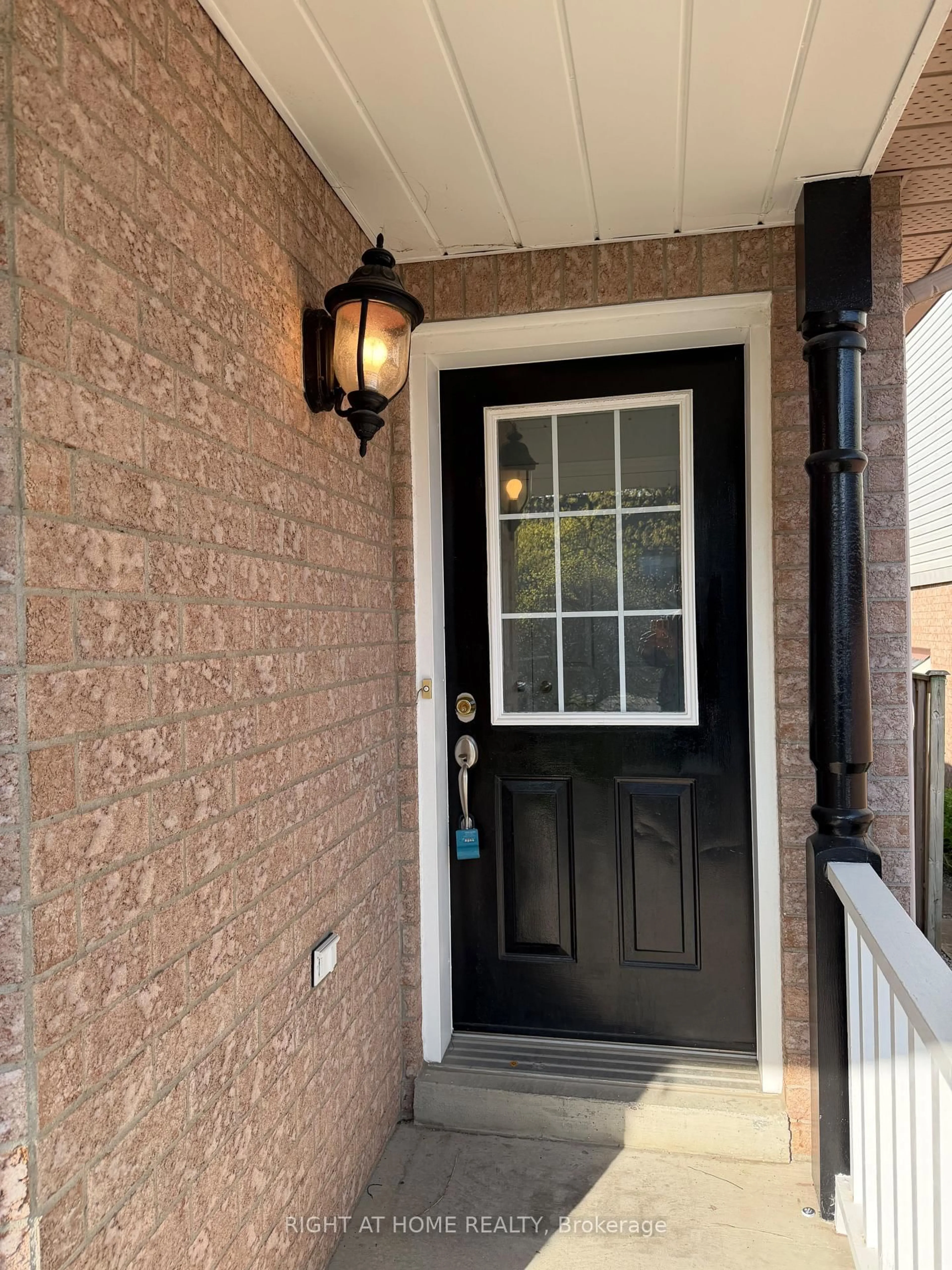 Indoor entryway for 101 Kilgannon Ave, Clarington Ontario L1E 3E2