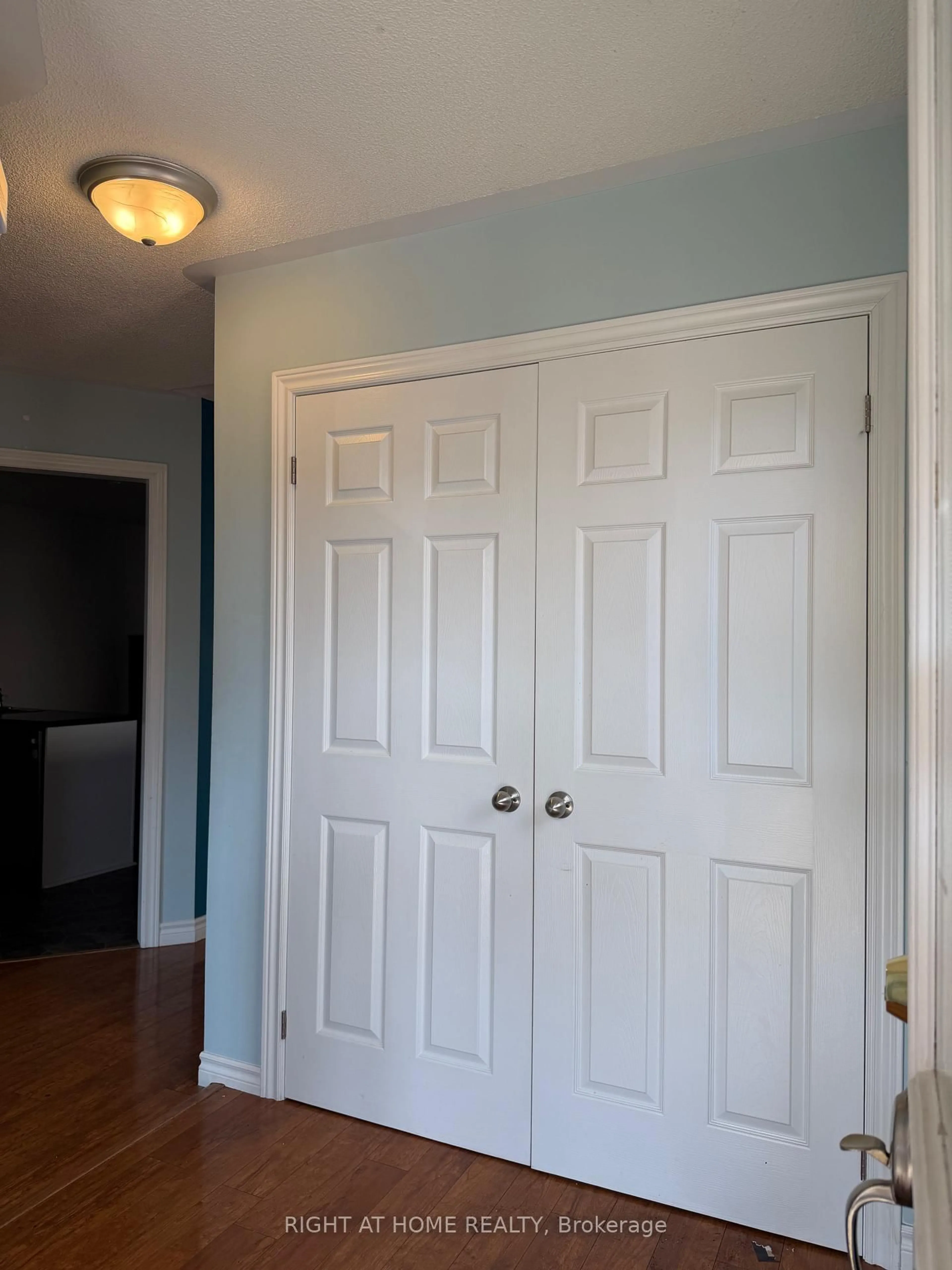 Indoor entryway for 101 Kilgannon Ave, Clarington Ontario L1E 3E2