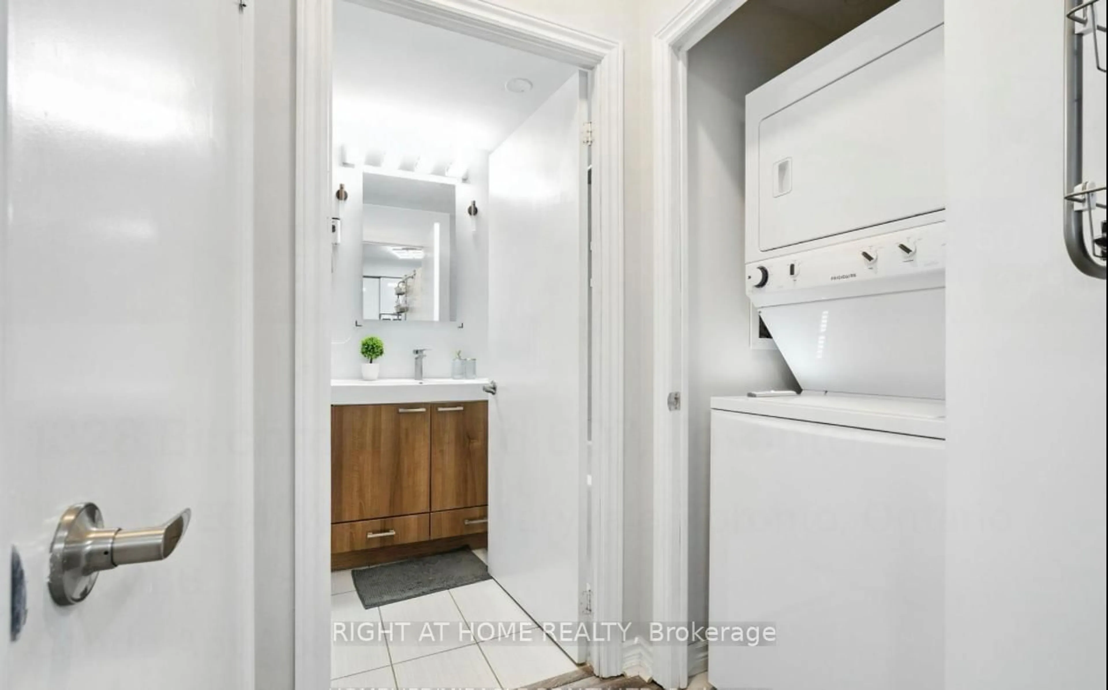 Standard bathroom, ceramic/tile floor for 1328 Birchmount Rd #607, Toronto Ontario M1R 0B6