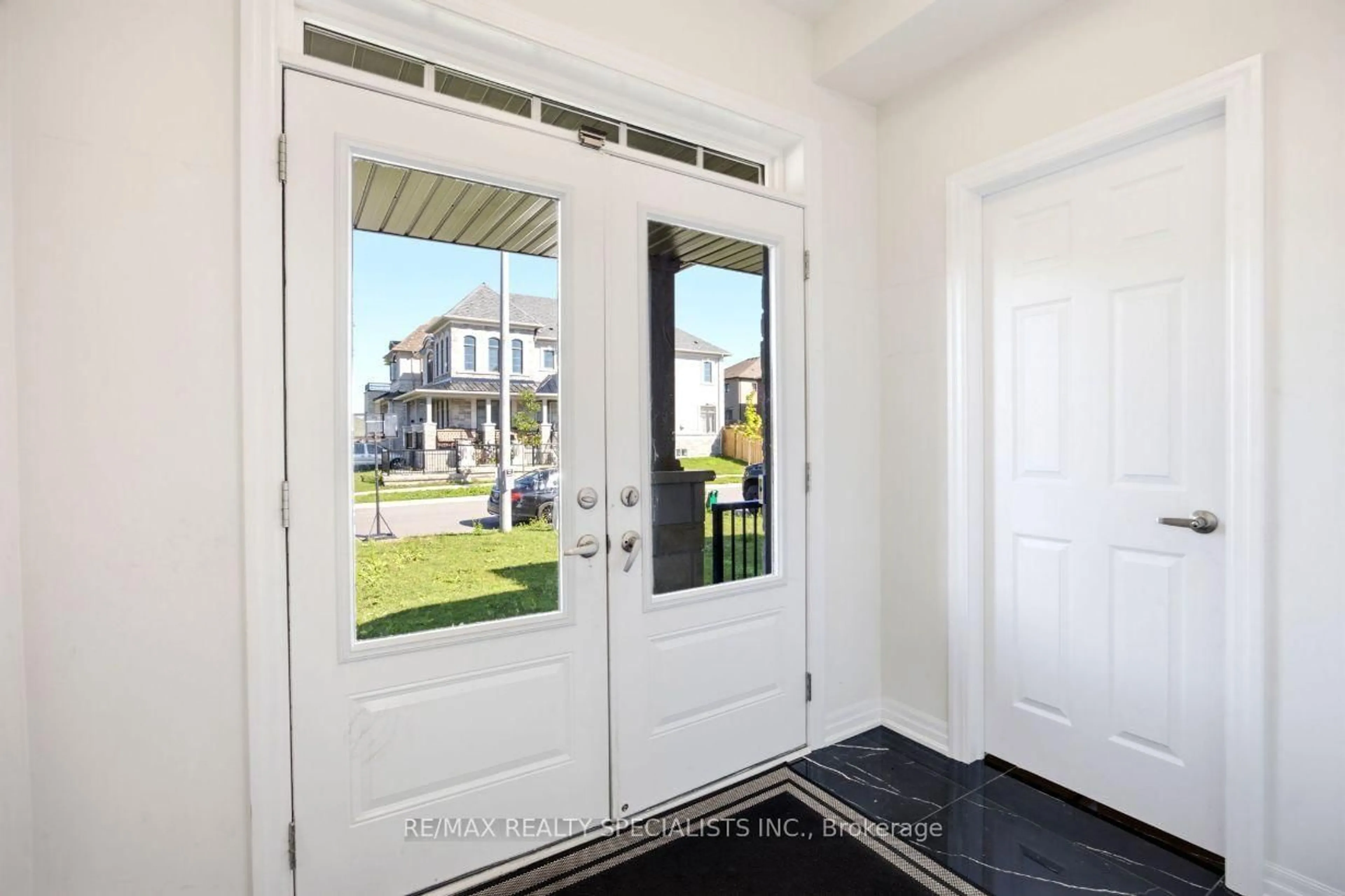 Indoor entryway for 27 Salmon Cres, Clarington Ontario L1B 1L9
