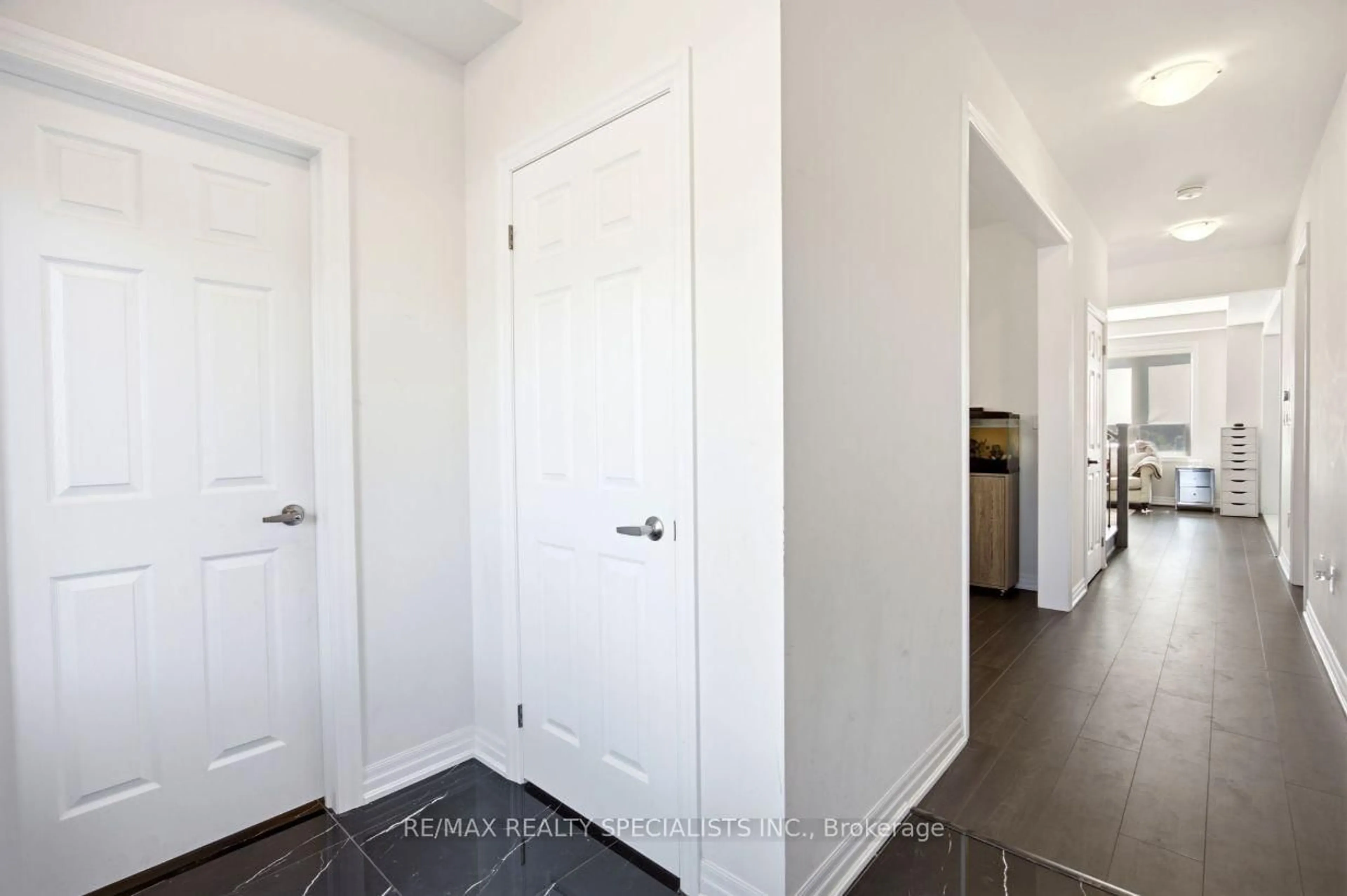 Indoor entryway for 27 Salmon Cres, Clarington Ontario L1B 1L9