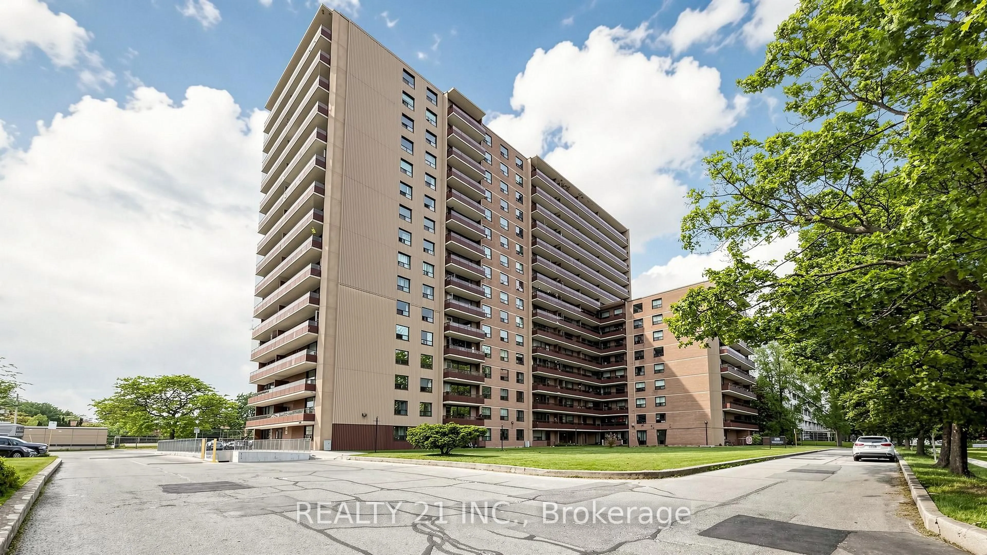 A pic from outside/outdoor area/front of a property/back of a property/a pic from drone, building for 180 Markham Rd #819, Toronto Ontario M1M 2Z9