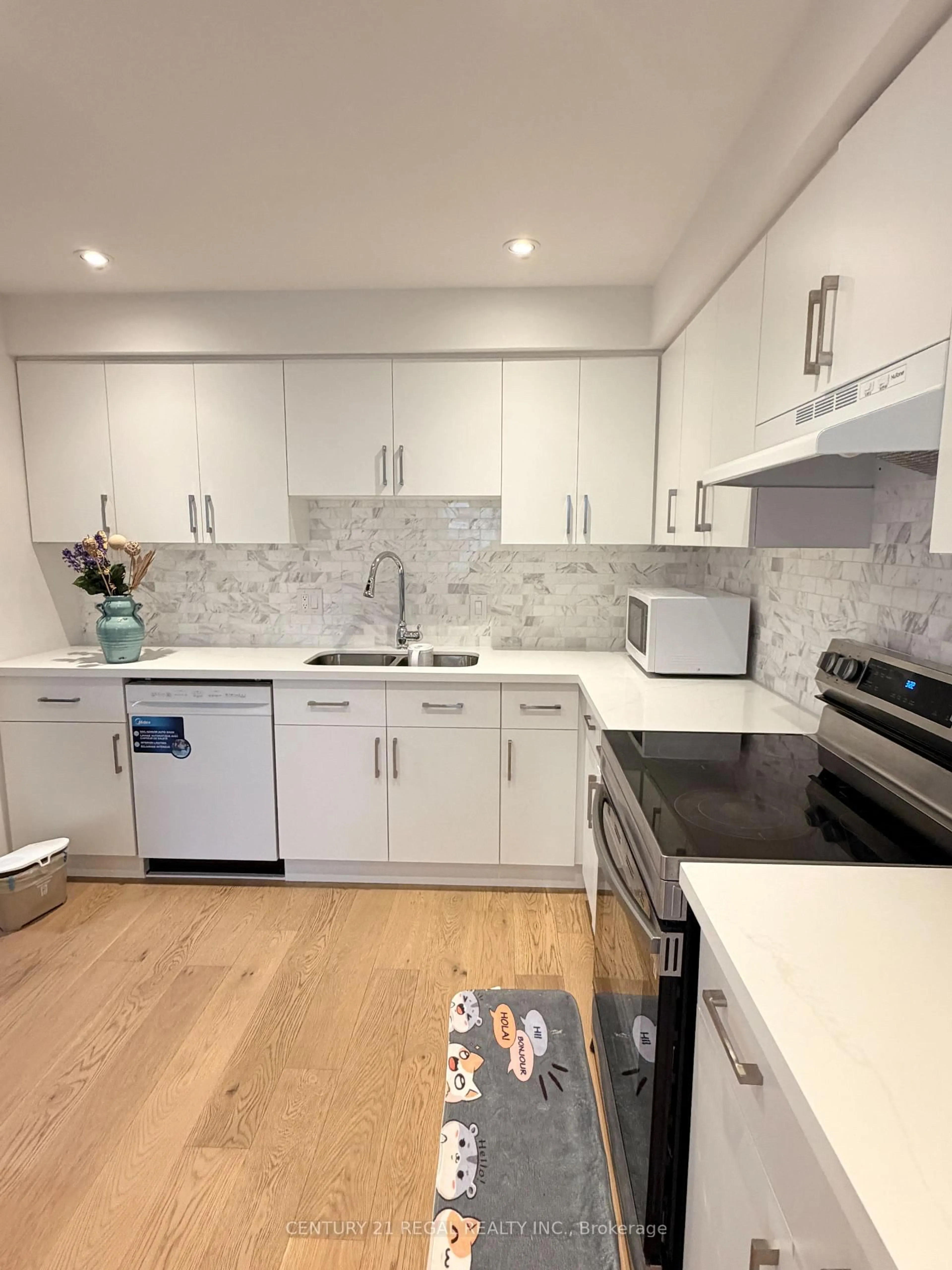 Open concept kitchen, unknown for 8 Chamberlain Crt, Ajax Ontario L1S 3M7