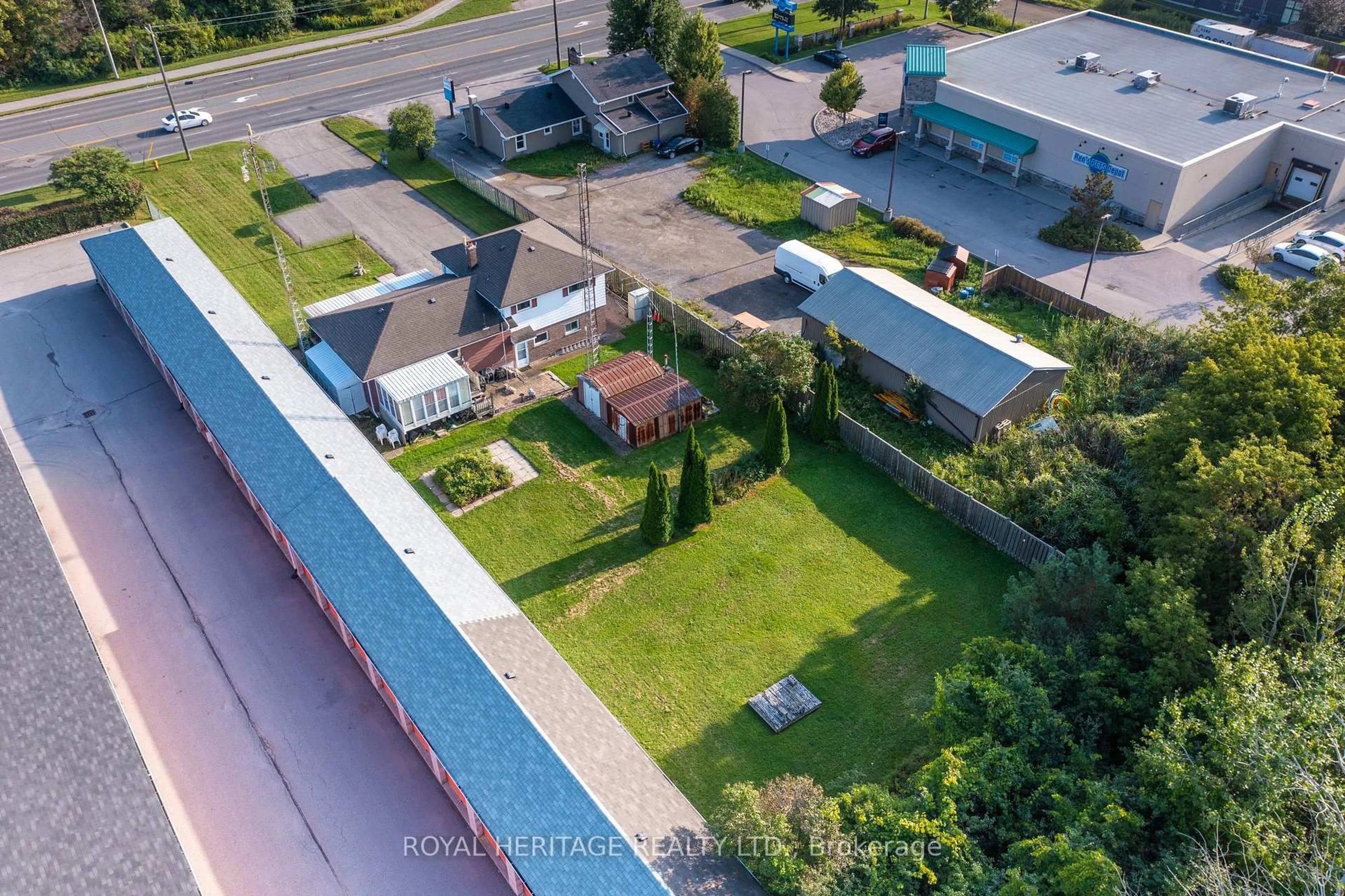 A pic from outside/outdoor area/front of a property/back of a property/a pic from drone, street for 1000 Taunton Rd, Whitby Ontario L1R 3L8