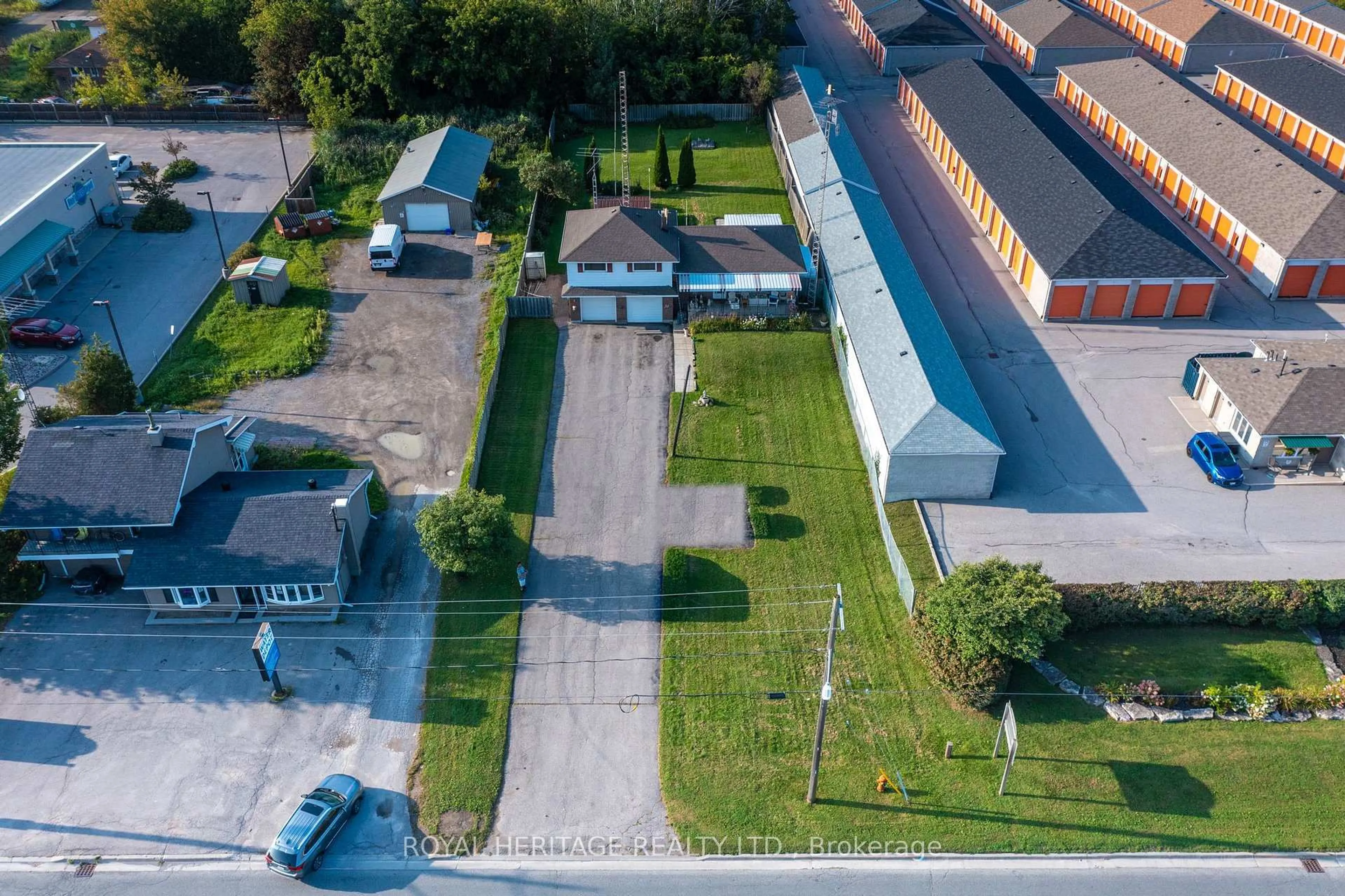 A pic from outside/outdoor area/front of a property/back of a property/a pic from drone, street for 1000 Taunton Rd, Whitby Ontario L1R 3L8