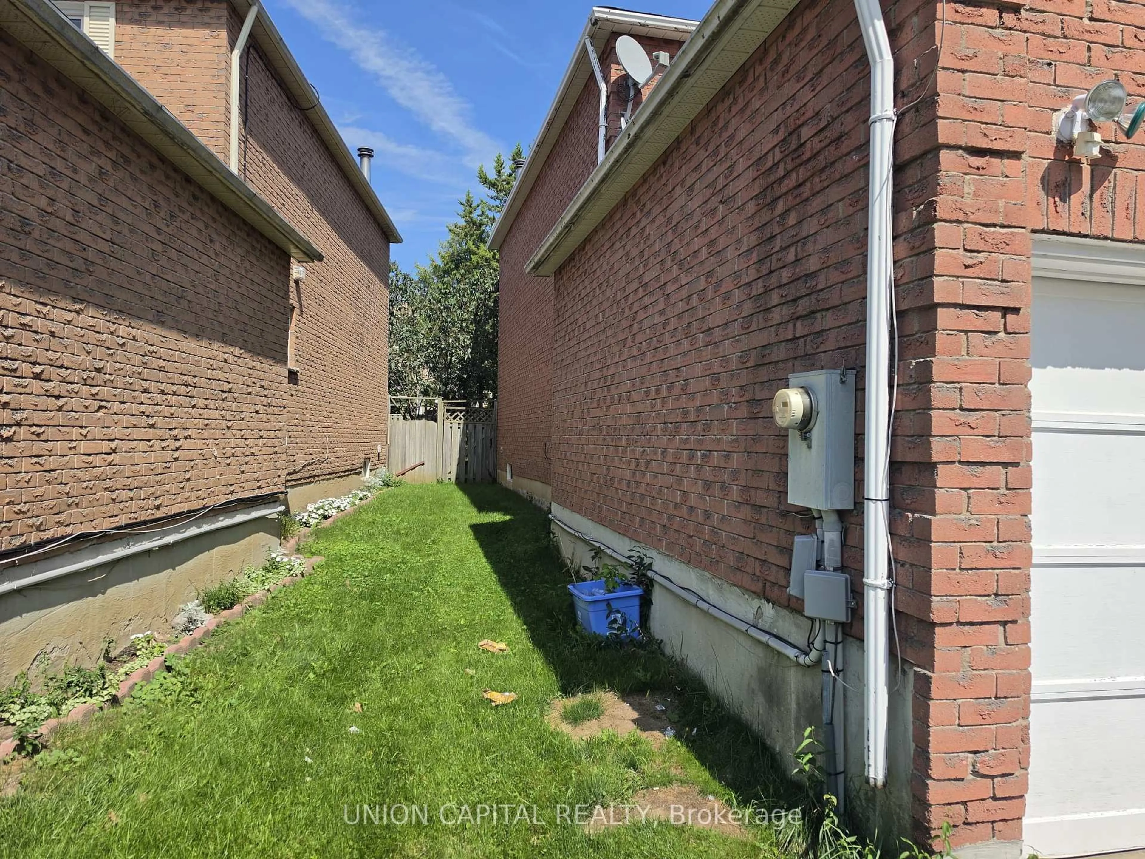 A pic from outside/outdoor area/front of a property/back of a property/a pic from drone, street for 2363 Strathmore Cres, Pickering Ontario L1X 2H3