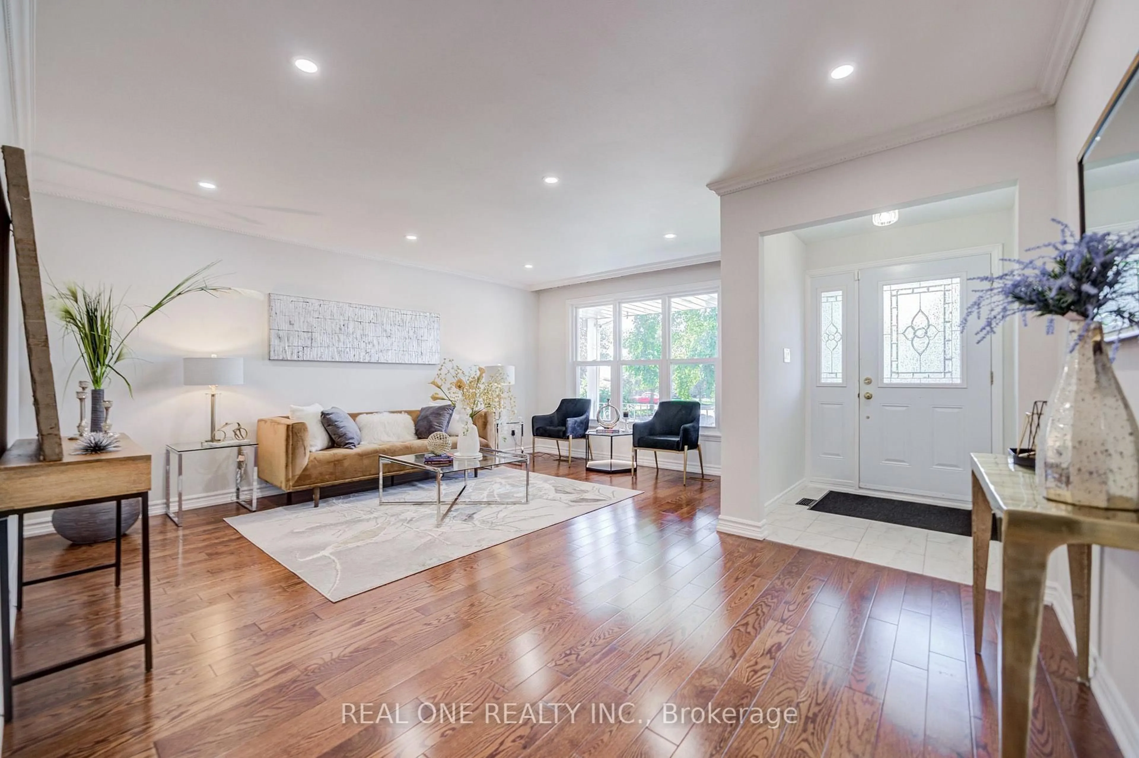 Living room with furniture, wood/laminate floor for 128 Briarscross Blvd, Toronto Ontario M1S 3K5