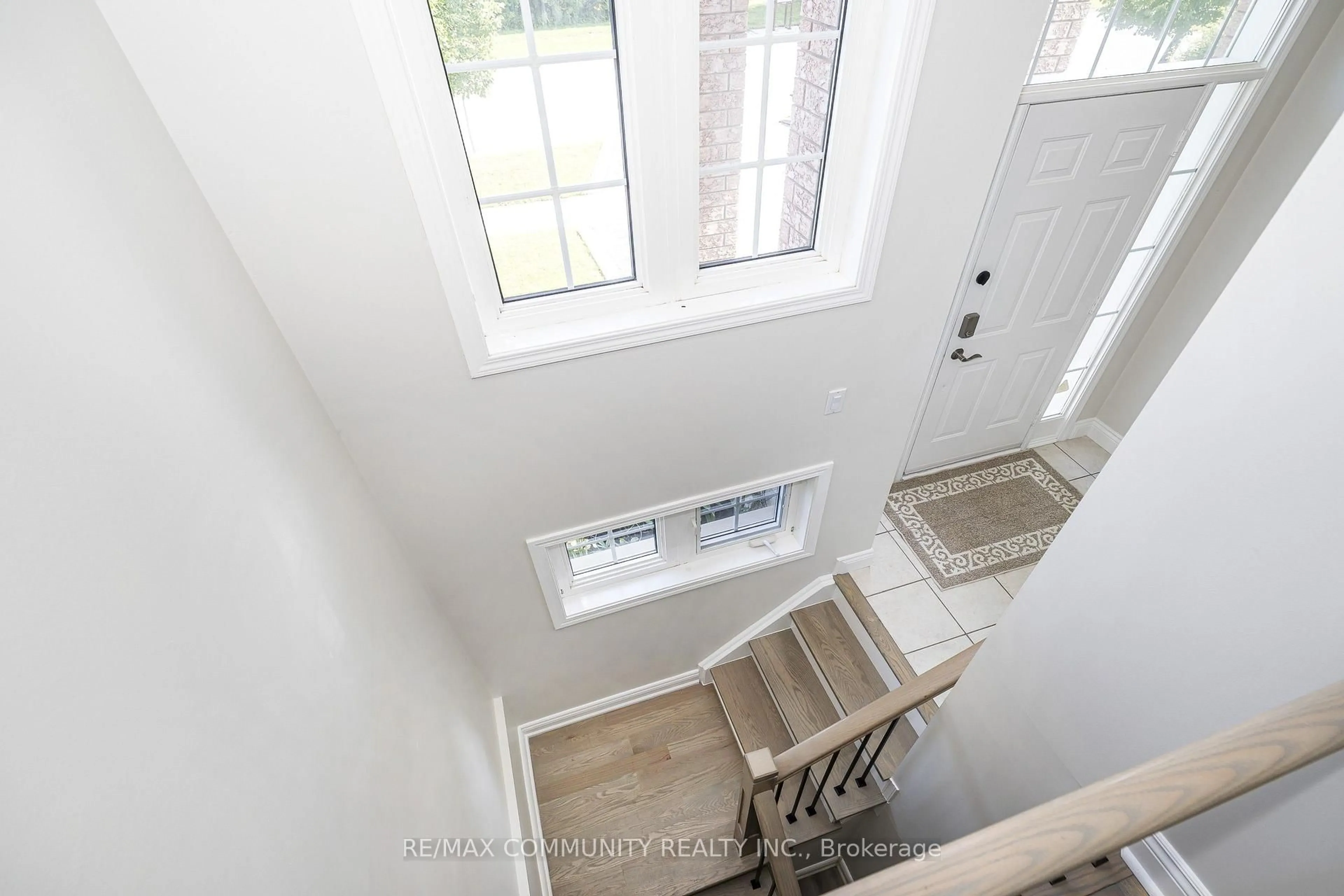Indoor entryway for 1606 Whitestone Dr, Oshawa Ontario L1K 2R9