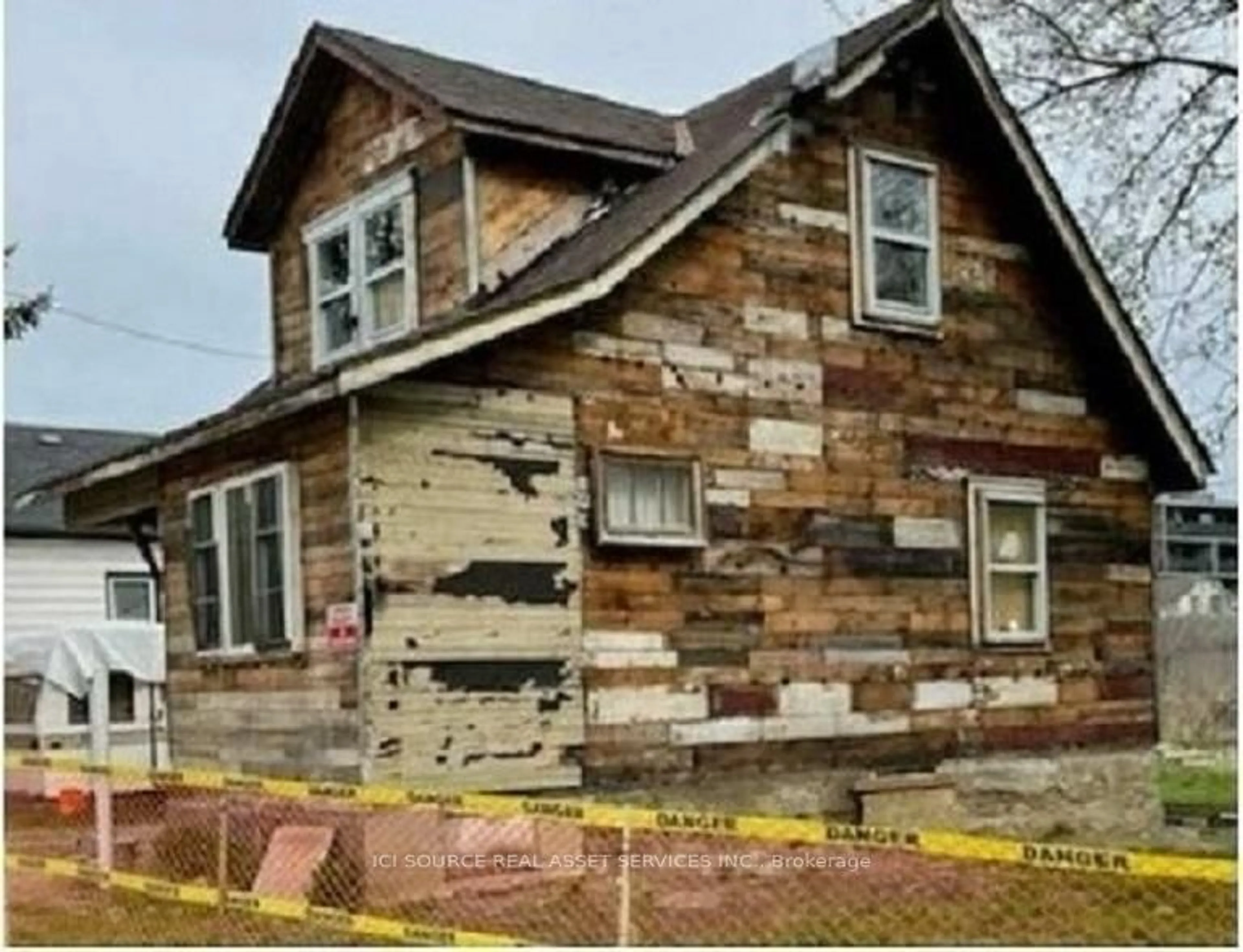 Home with brick exterior material, building for 85 Hall St, Oshawa Ontario L1H 2Y8