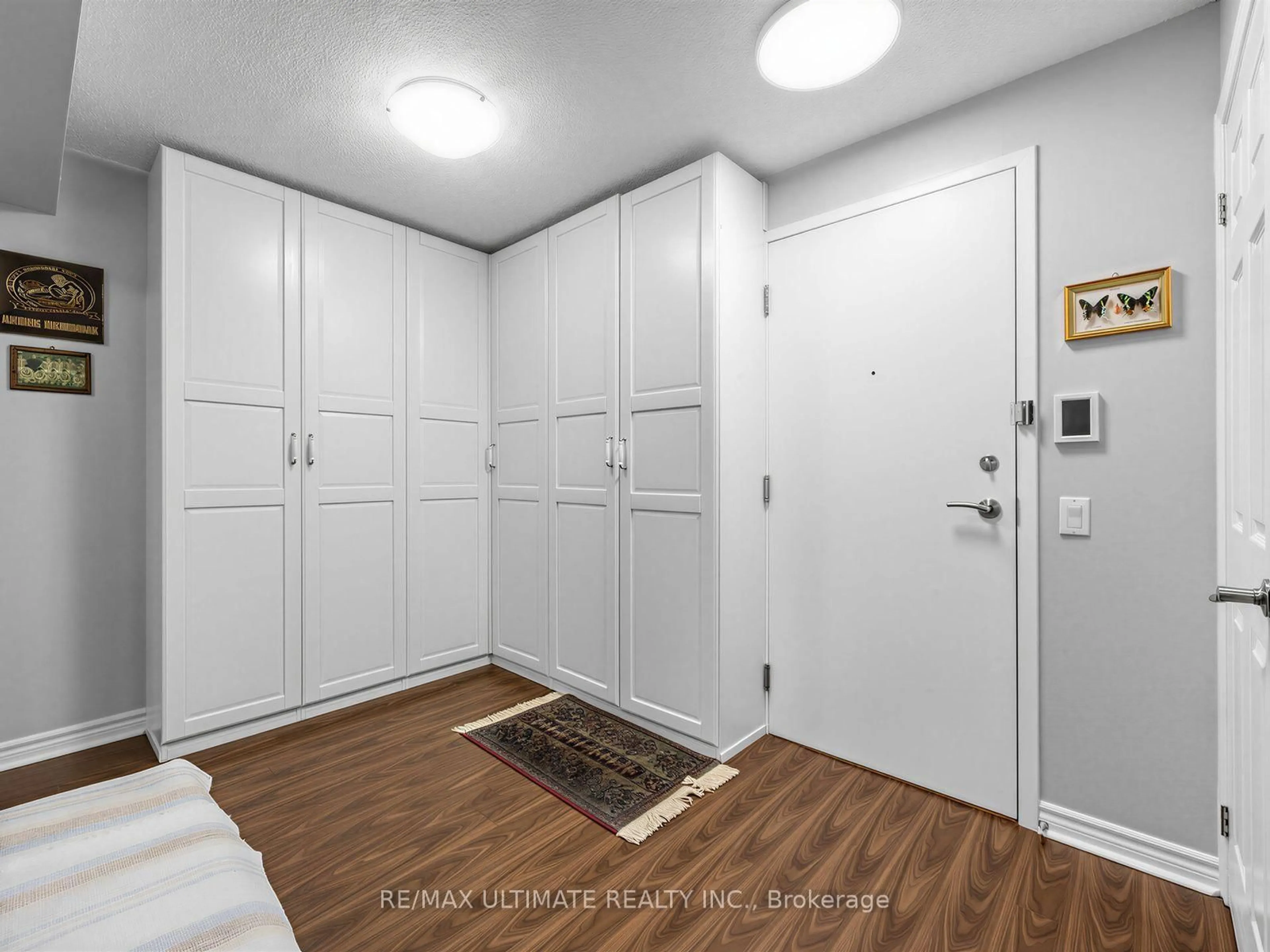 Indoor entryway for 18 Mondeo Dr #1229, Toronto Ontario M1P 5C8