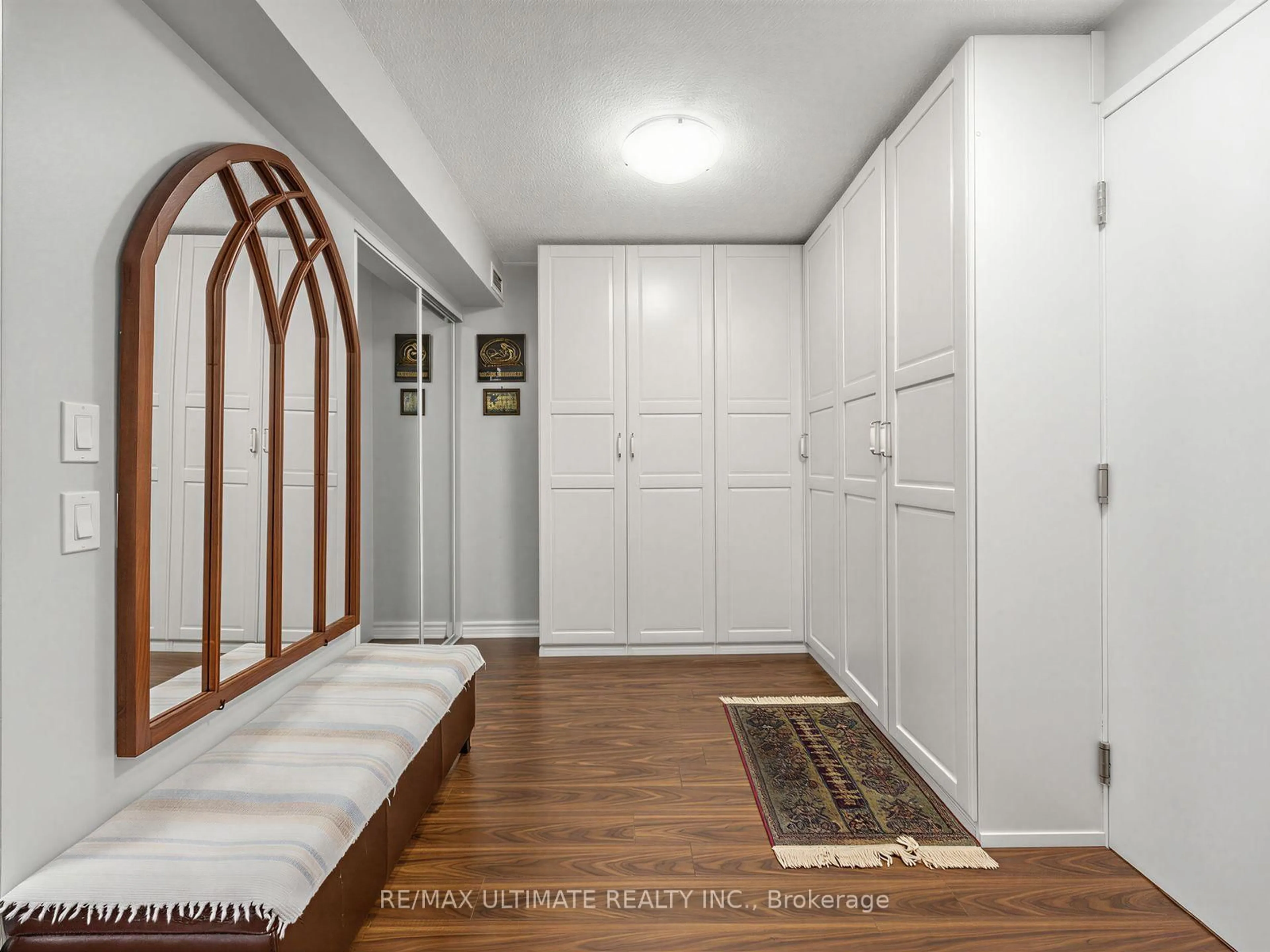 Indoor entryway for 18 Mondeo Dr #1229, Toronto Ontario M1P 5C8