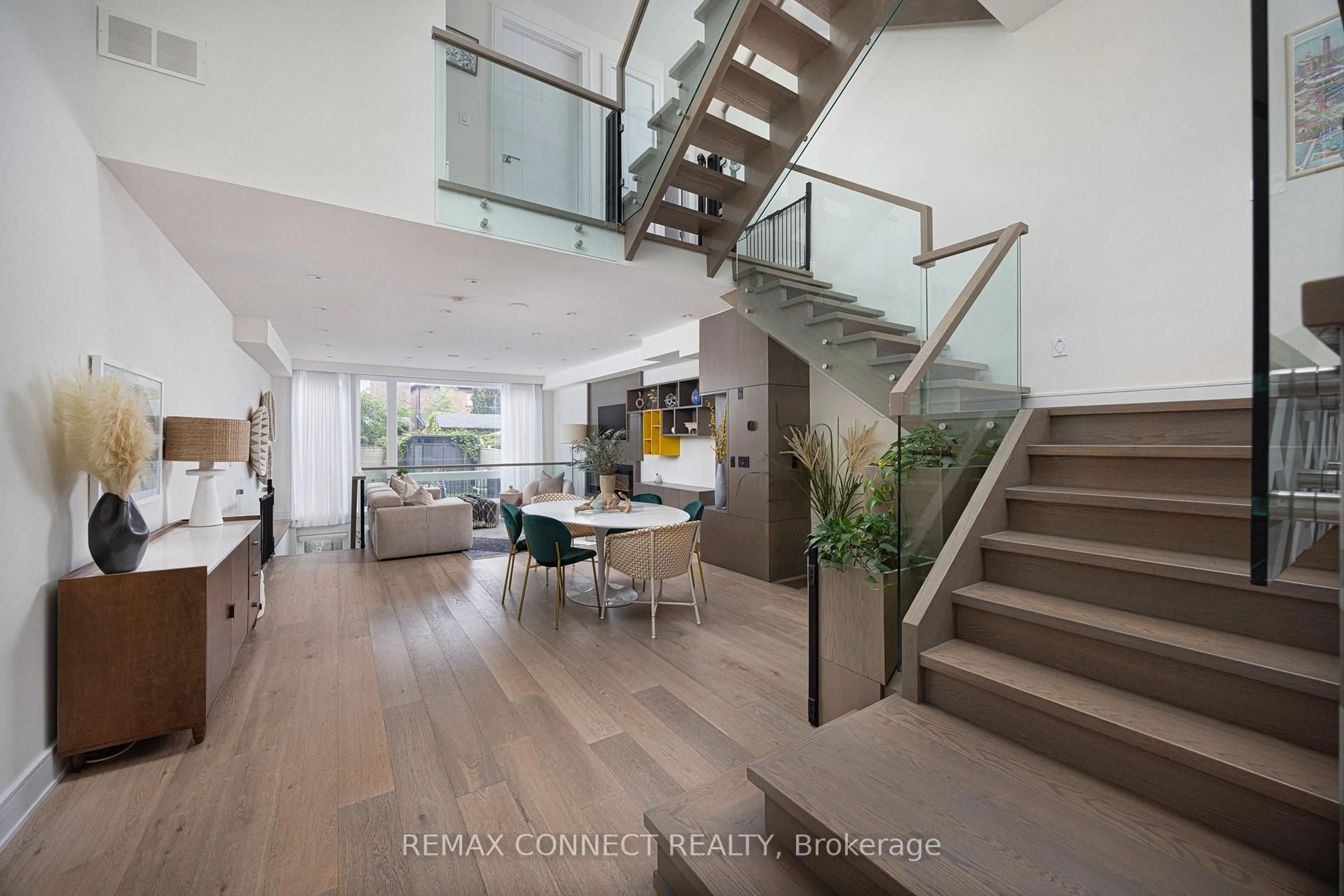 Indoor entryway for 164 Aldwych Ave, Toronto Ontario M4J 1X6