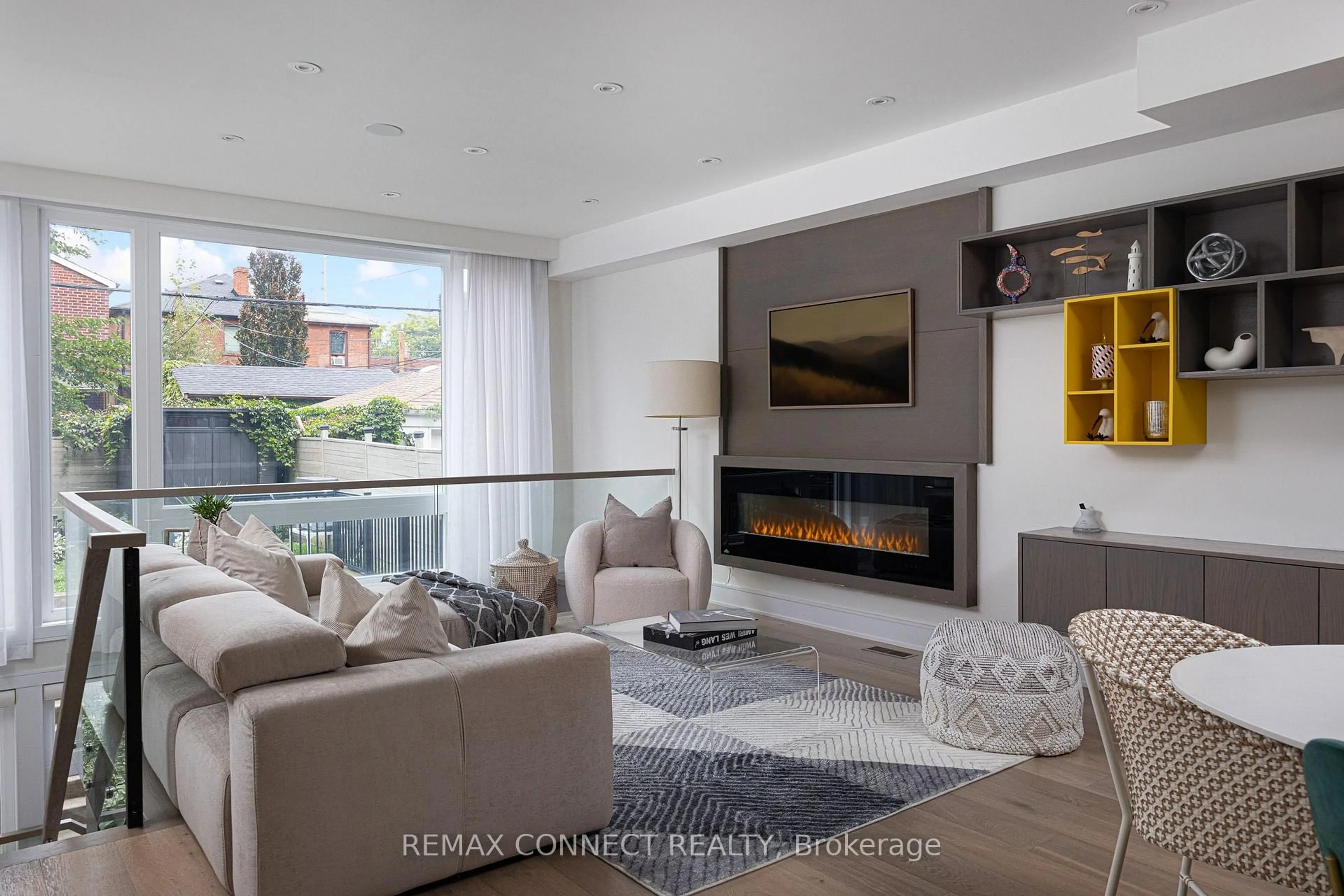 Living room with furniture, unknown for 164 Aldwych Ave, Toronto Ontario M4J 1X6
