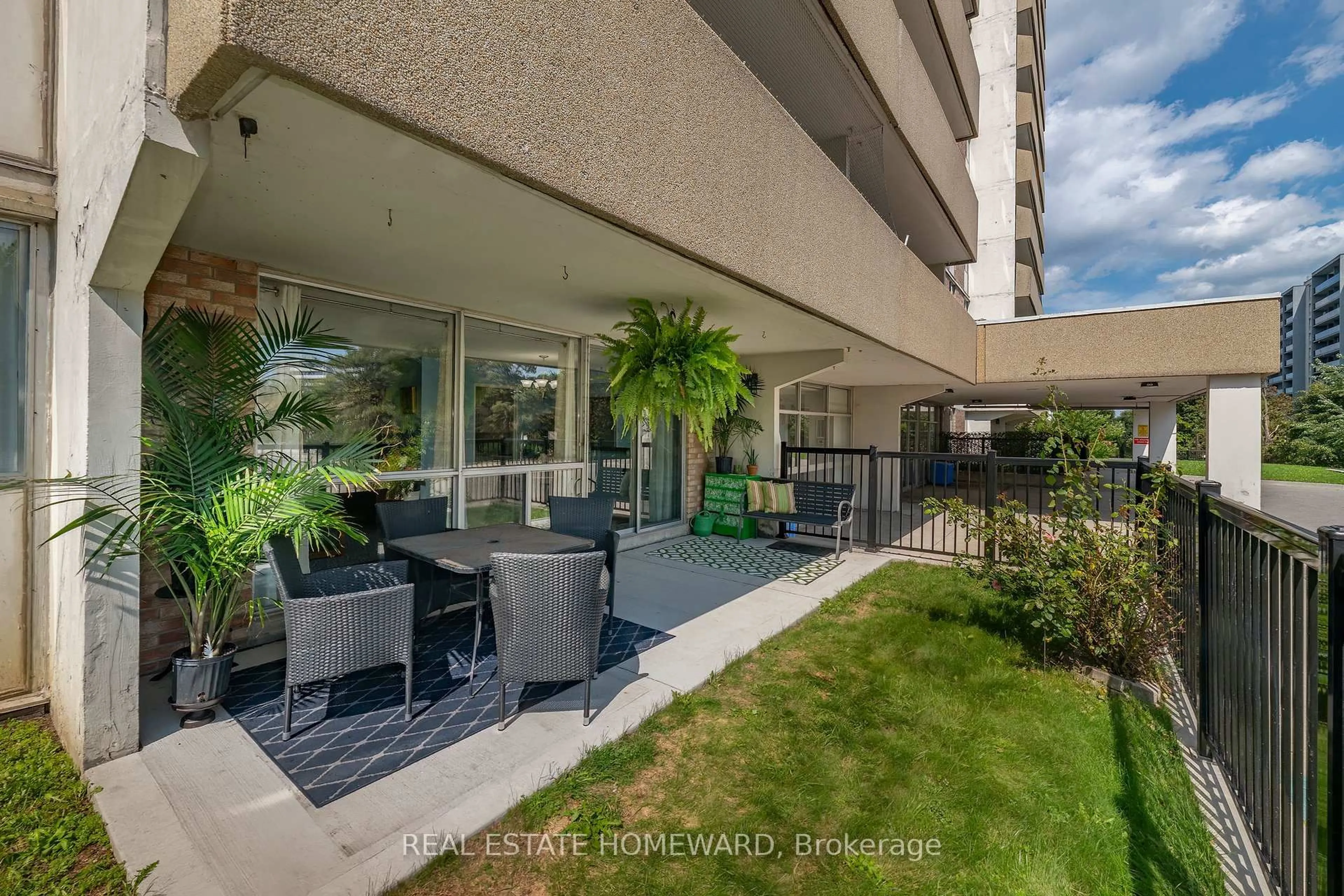 Patio, street for 120 Dundalk Dr #105, Toronto Ontario M1P 4V9