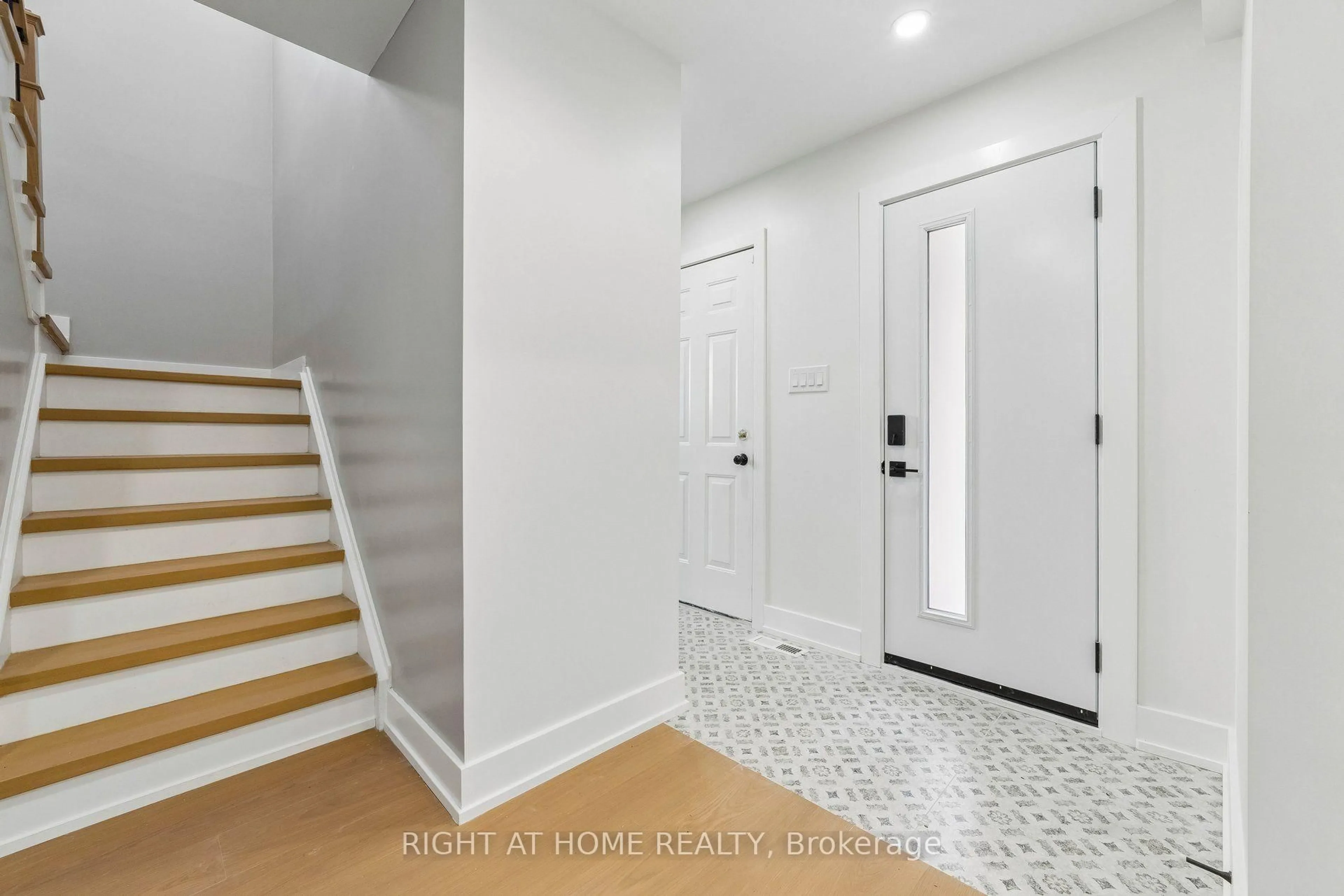 Indoor entryway for 16 Ian Fleming Cres, Whitby Ontario L1R 2E2